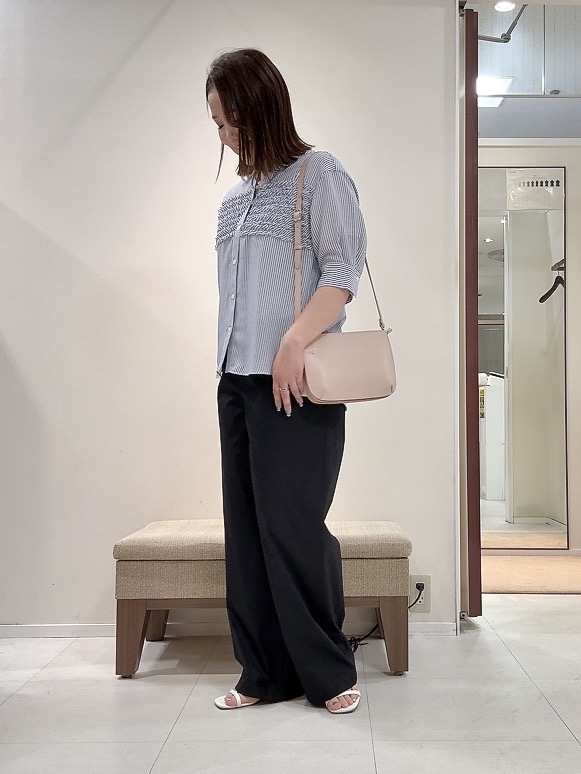 YUIさんの「UNTITLED｜【接触冷感/通気性/洗える】フロントフリルブラウス」を使ったコーディネート