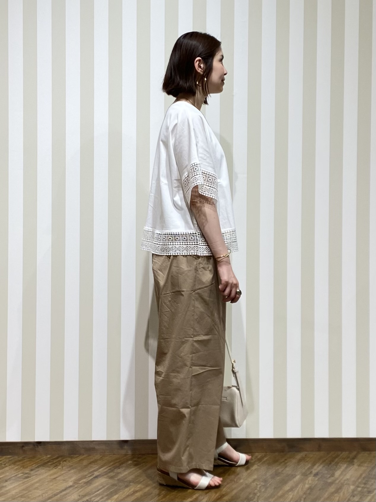 SAOさんの「SHOO･LA･RUE｜【洗濯機可/体型カバー/S-LL】レース使いがポイント デザインTシャツ」を使ったコーディネート