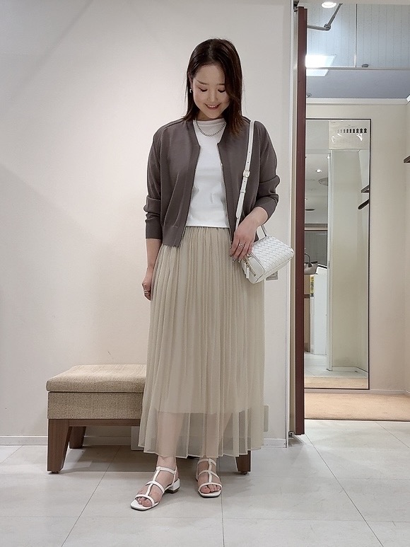 YUIさんの「UNTITLED｜【アンサンブル可/日除け・冷房対策】シアーレーヨンZIPカーディガン」を使ったコーディネート