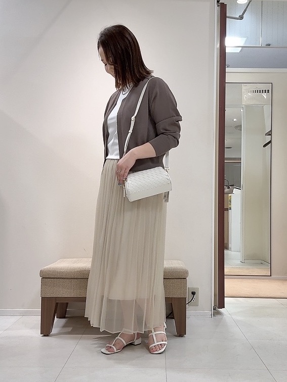 YUIさんの「UNTITLED｜【アンサンブル可/日除け・冷房対策】シアーレーヨンZIPカーディガン」を使ったコーディネート