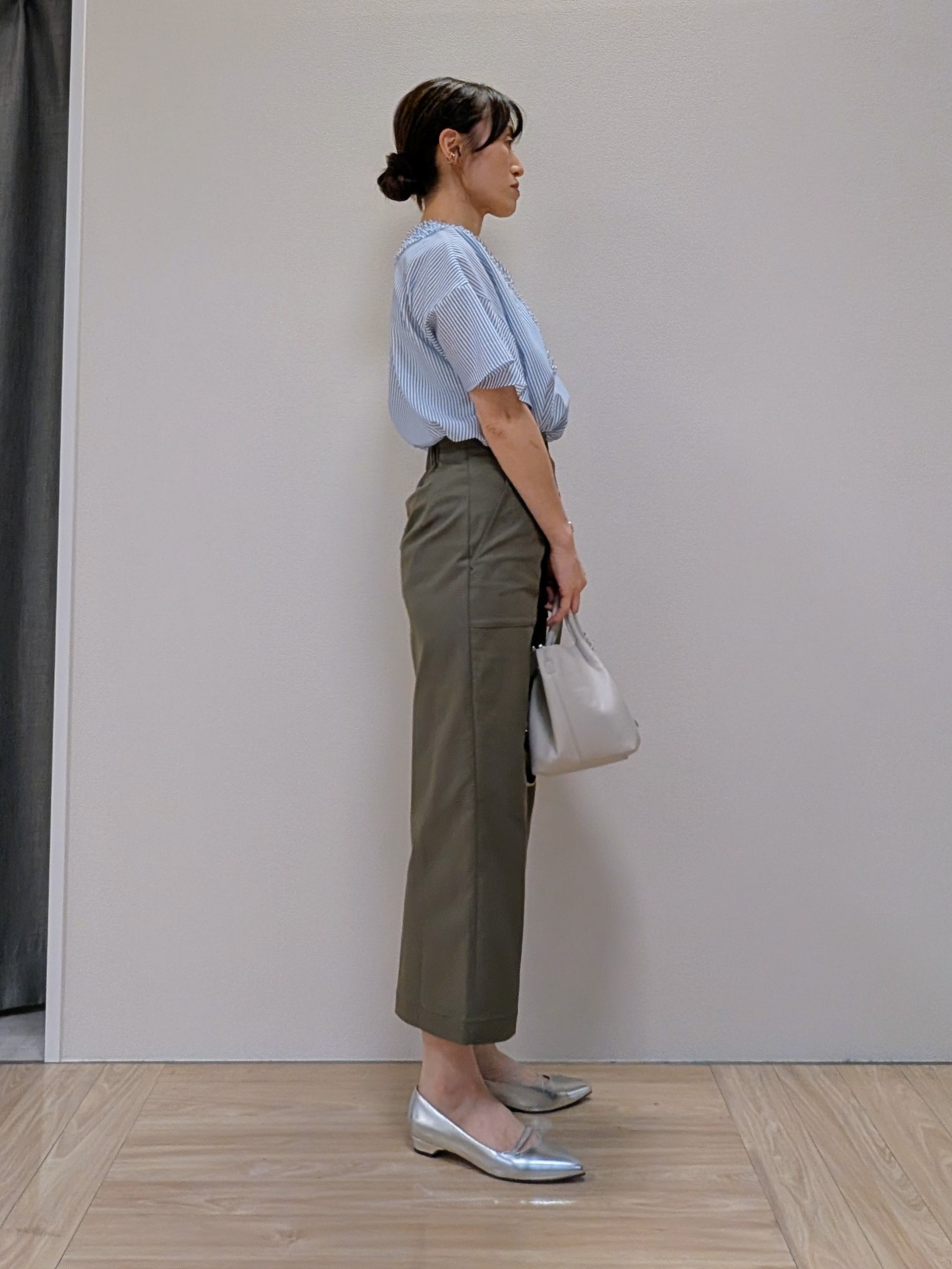 Rieさんの「UNTITLED｜【接触冷感/通気性/洗える】Vネックフリルブラウス」を使ったコーディネート