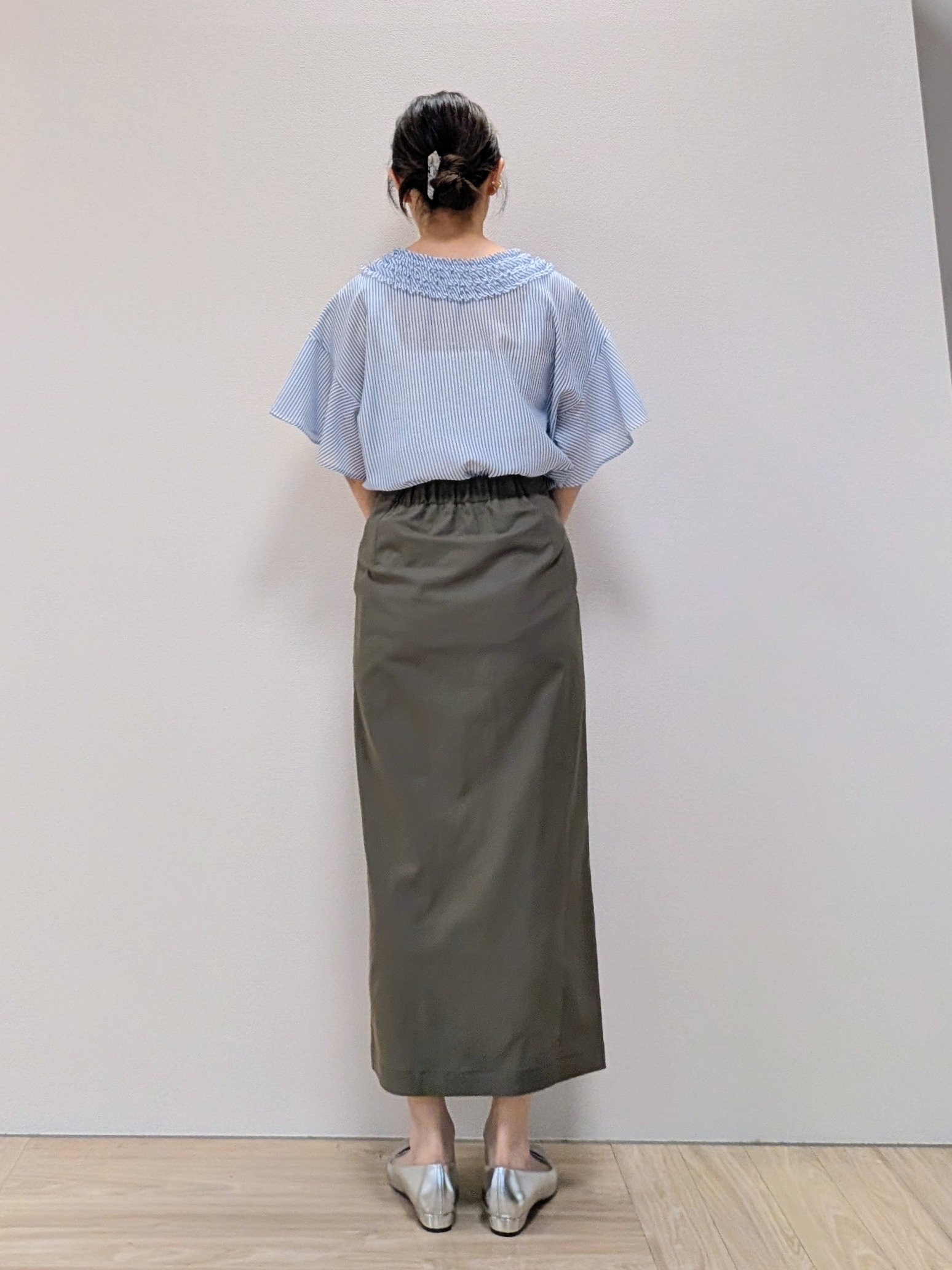 Rieさんの「UNTITLED｜【接触冷感/通気性/洗える】Vネックフリルブラウス」を使ったコーディネート