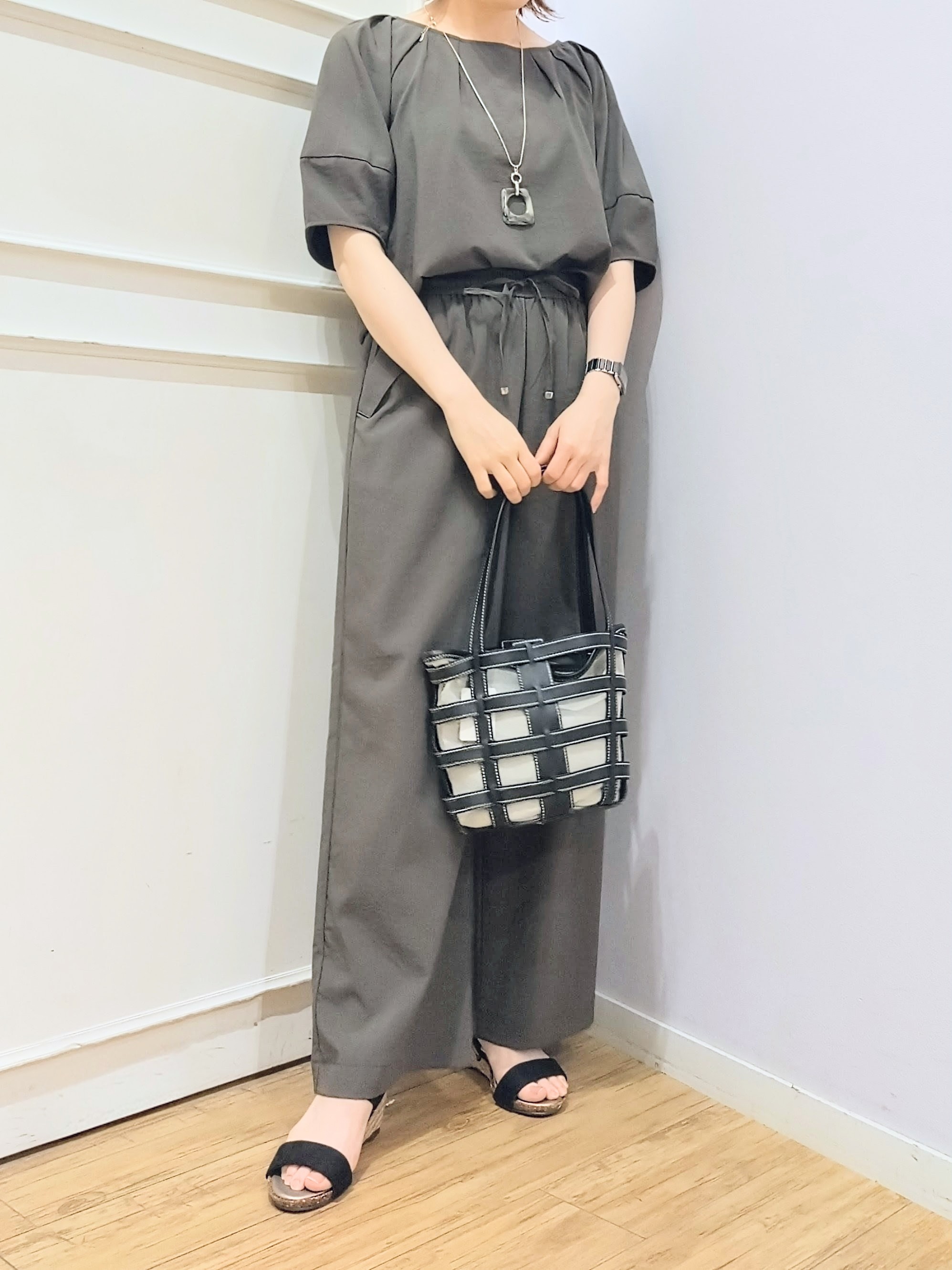 miomioさんの「SHOO･LA･RUE｜【高レビュー/S-LL/洗濯機可/セットアップ可】着丈選べる 軽凛(かろりん) フラップイージーパン」を使ったコーディネート