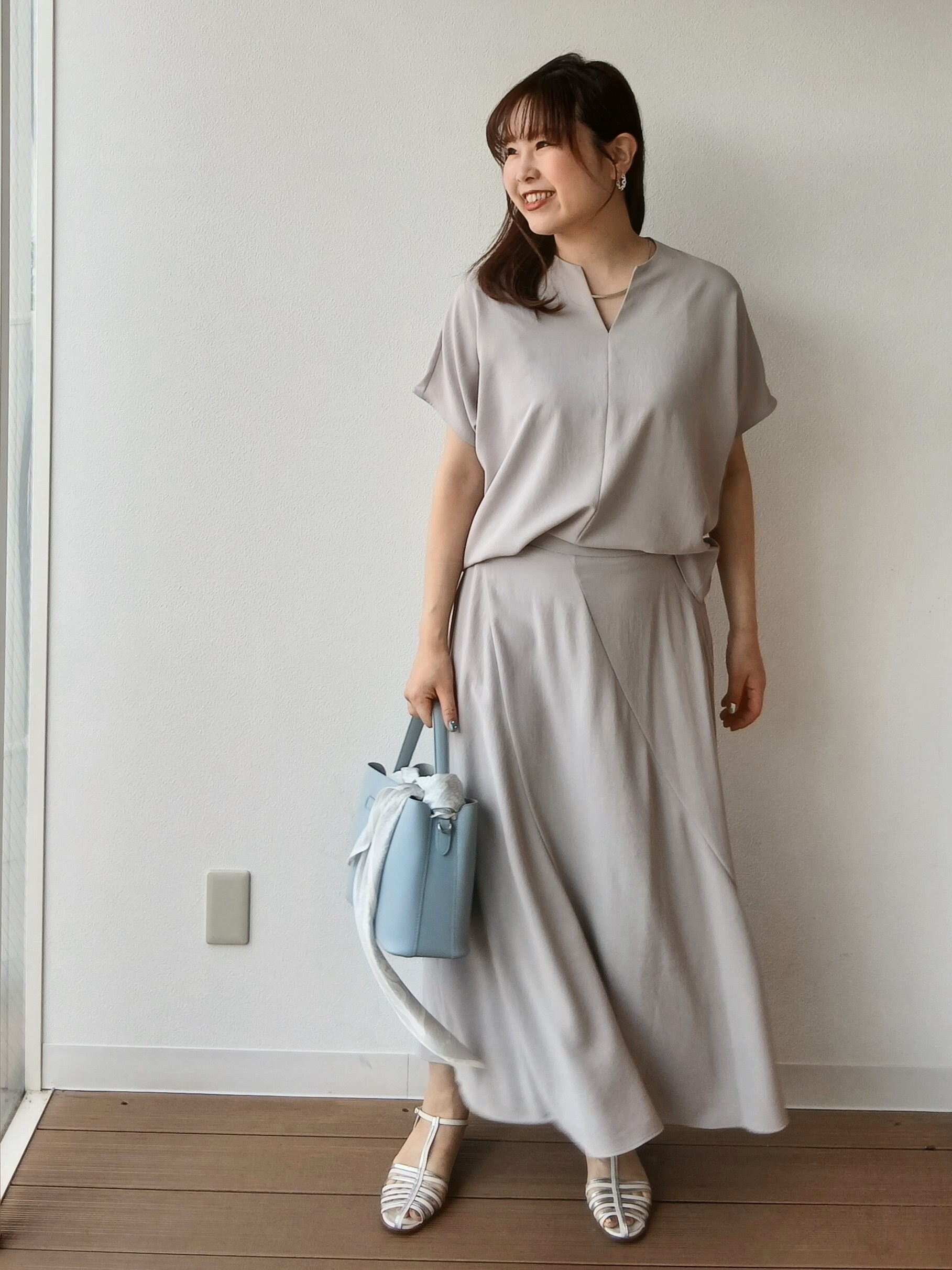 なみきさんの「UNTITLED｜【UV/接触冷感/セットアップ可】リラクシーキーVネックブラウス」を使ったコーディネート