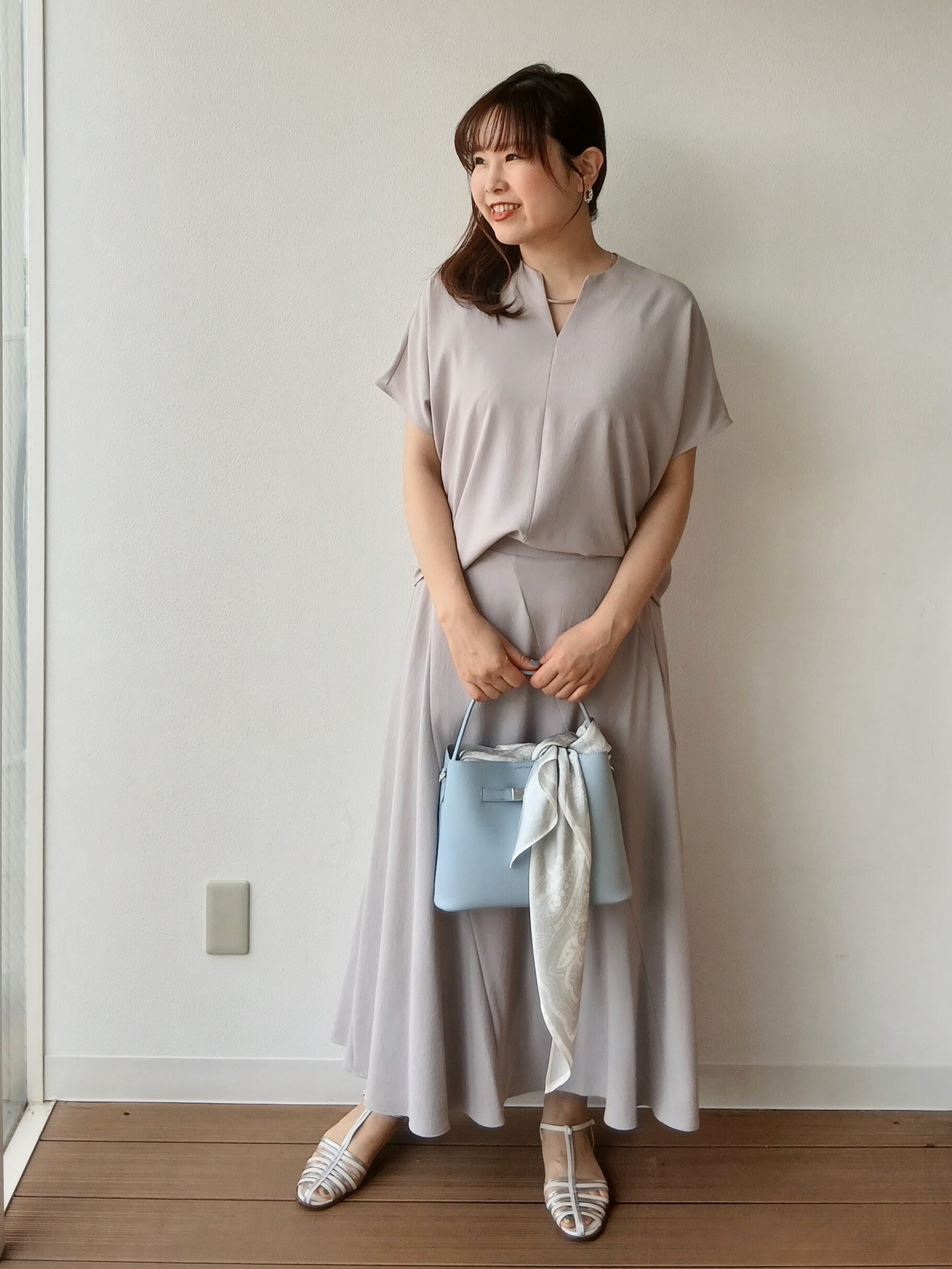 なみきさんの「UNTITLED｜【UV/接触冷感/セットアップ可】リラクシーキーVネックブラウス」を使ったコーディネート