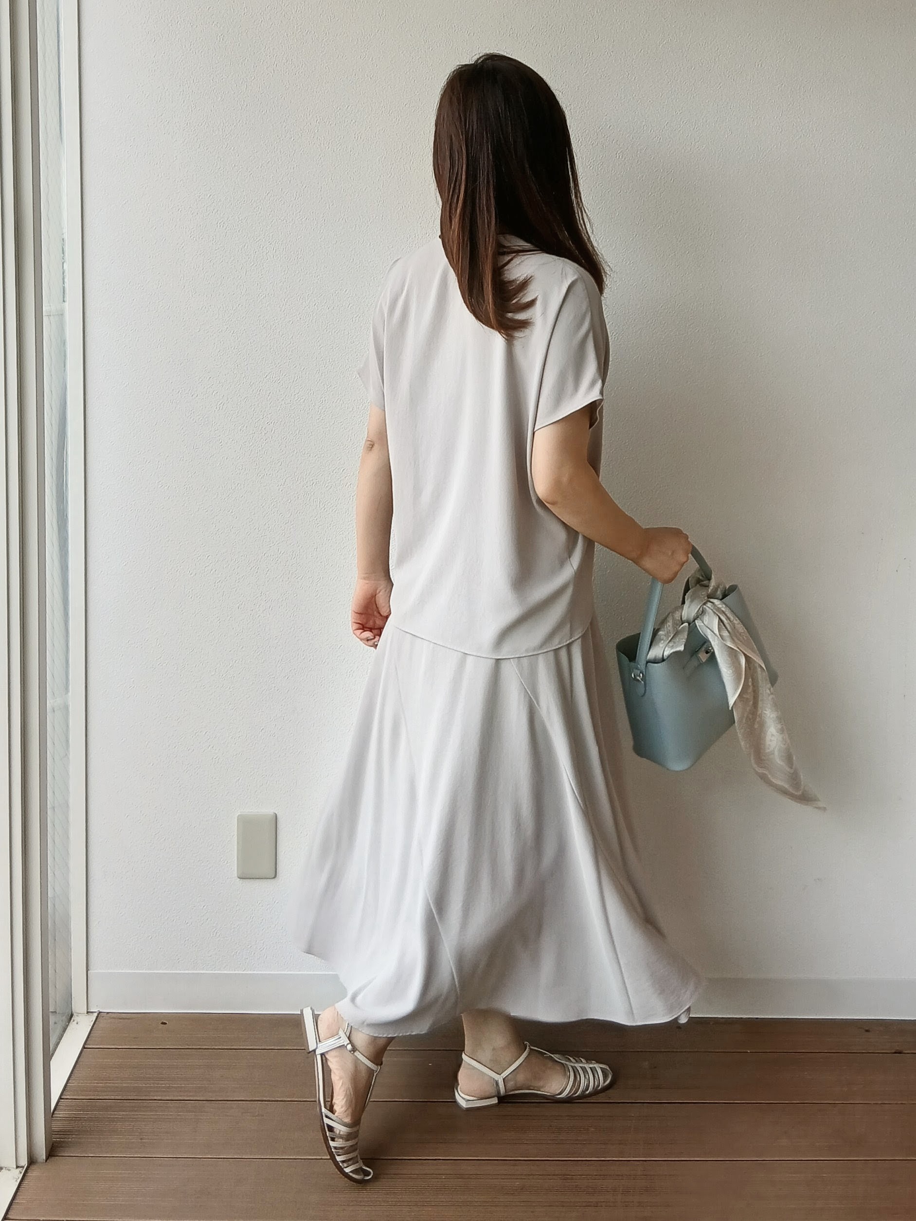 なみきさんの「UNTITLED｜【UV/接触冷感/セットアップ可】リラクシーキーVネックブラウス」を使ったコーディネート