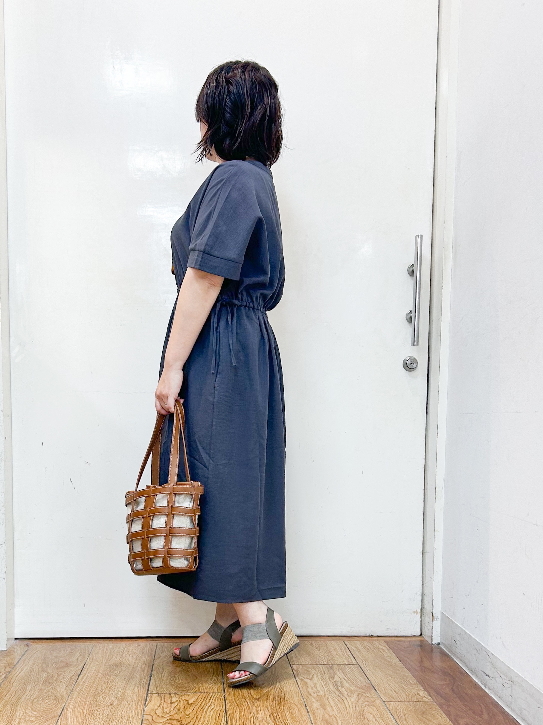 haruさんの「SHOO･LA･RUE｜【洗濯機可/体型カバー】ウエストシャーリングで女性らしく 麻調スキッパーサイドリボンワンピース」を使ったコーディネート
