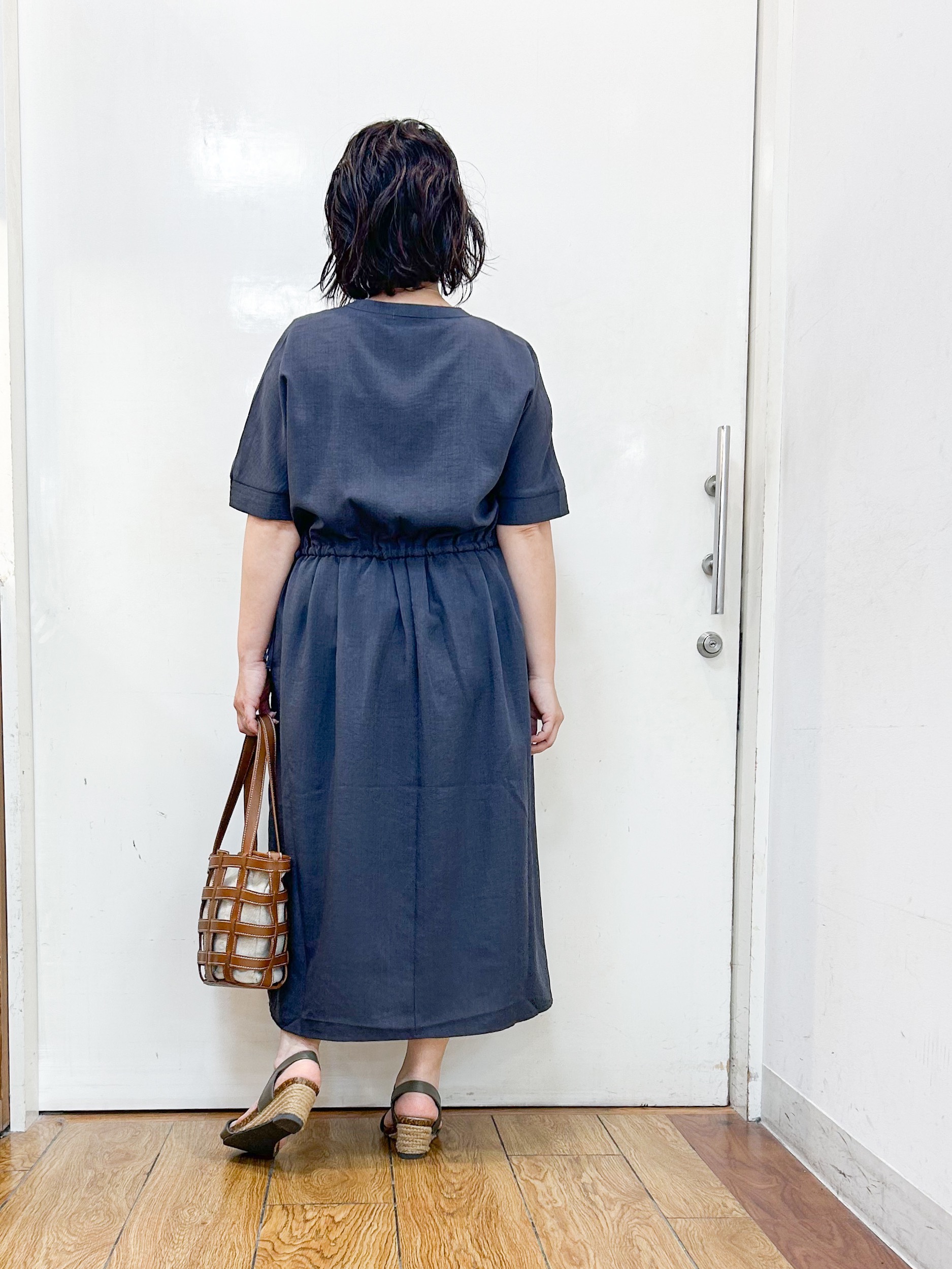 haruさんの「SHOO･LA･RUE｜【洗濯機可/体型カバー】ウエストシャーリングで女性らしく 麻調スキッパーサイドリボンワンピース」を使ったコーディネート