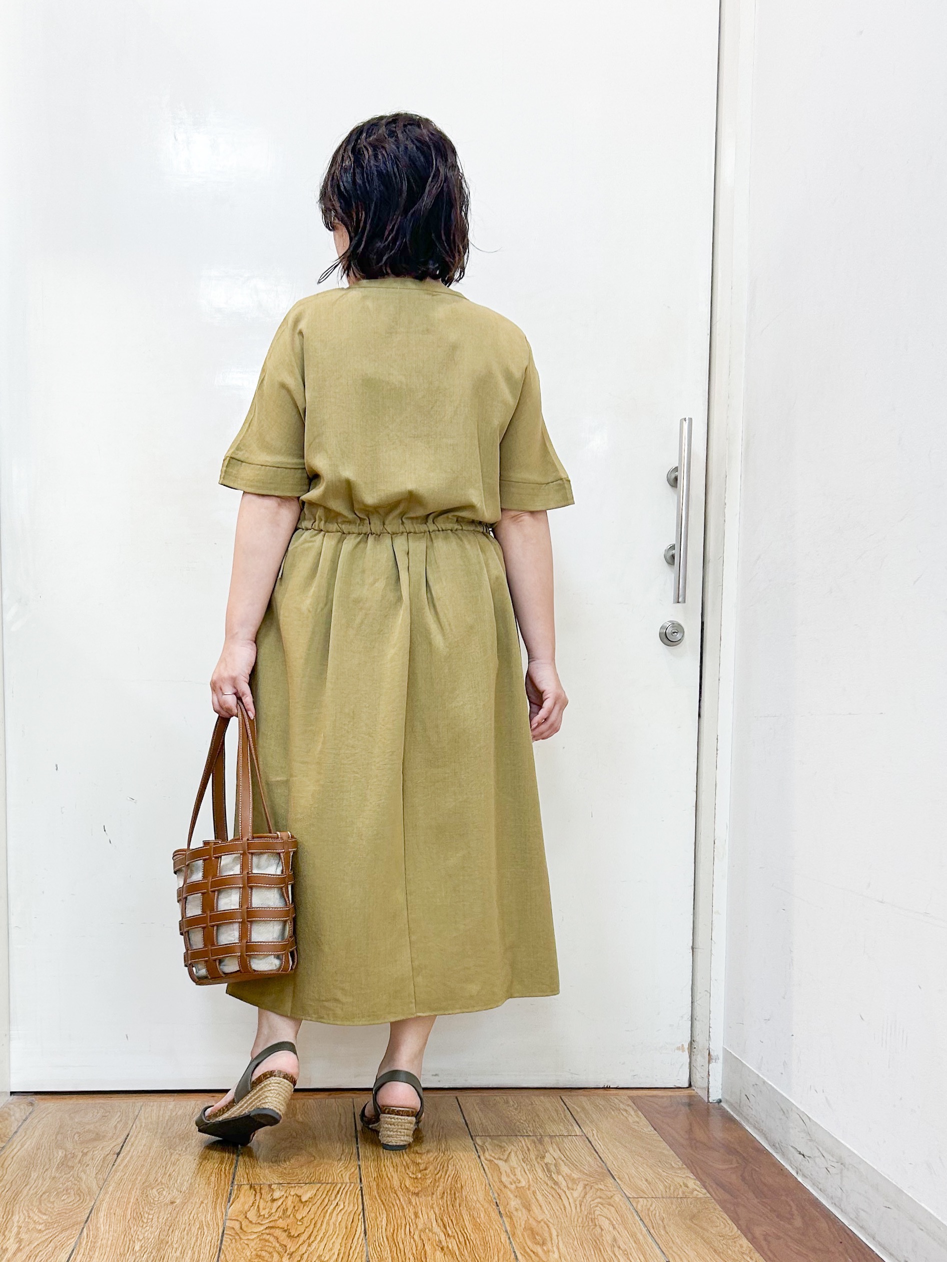 haruさんの「SHOO･LA･RUE｜【洗濯機可/体型カバー】ウエストシャーリングで女性らしく 麻調スキッパーサイドリボンワンピース」を使ったコーディネート