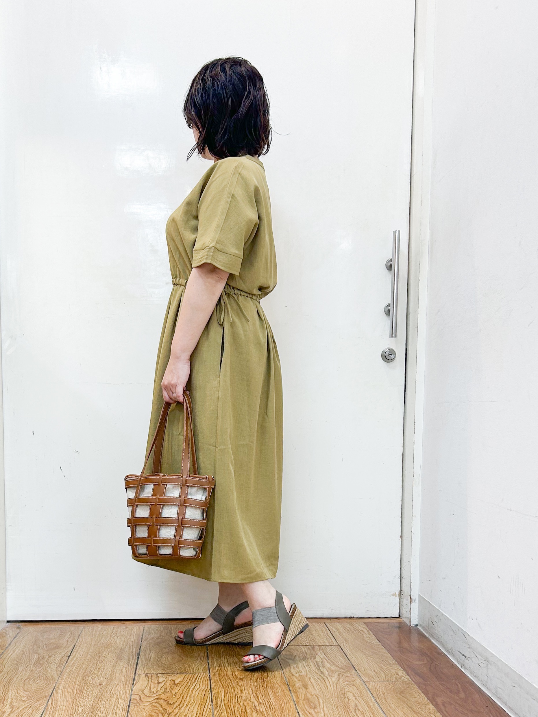 haruさんの「SHOO･LA･RUE｜【洗濯機可/体型カバー】ウエストシャーリングで女性らしく 麻調スキッパーサイドリボンワンピース」を使ったコーディネート