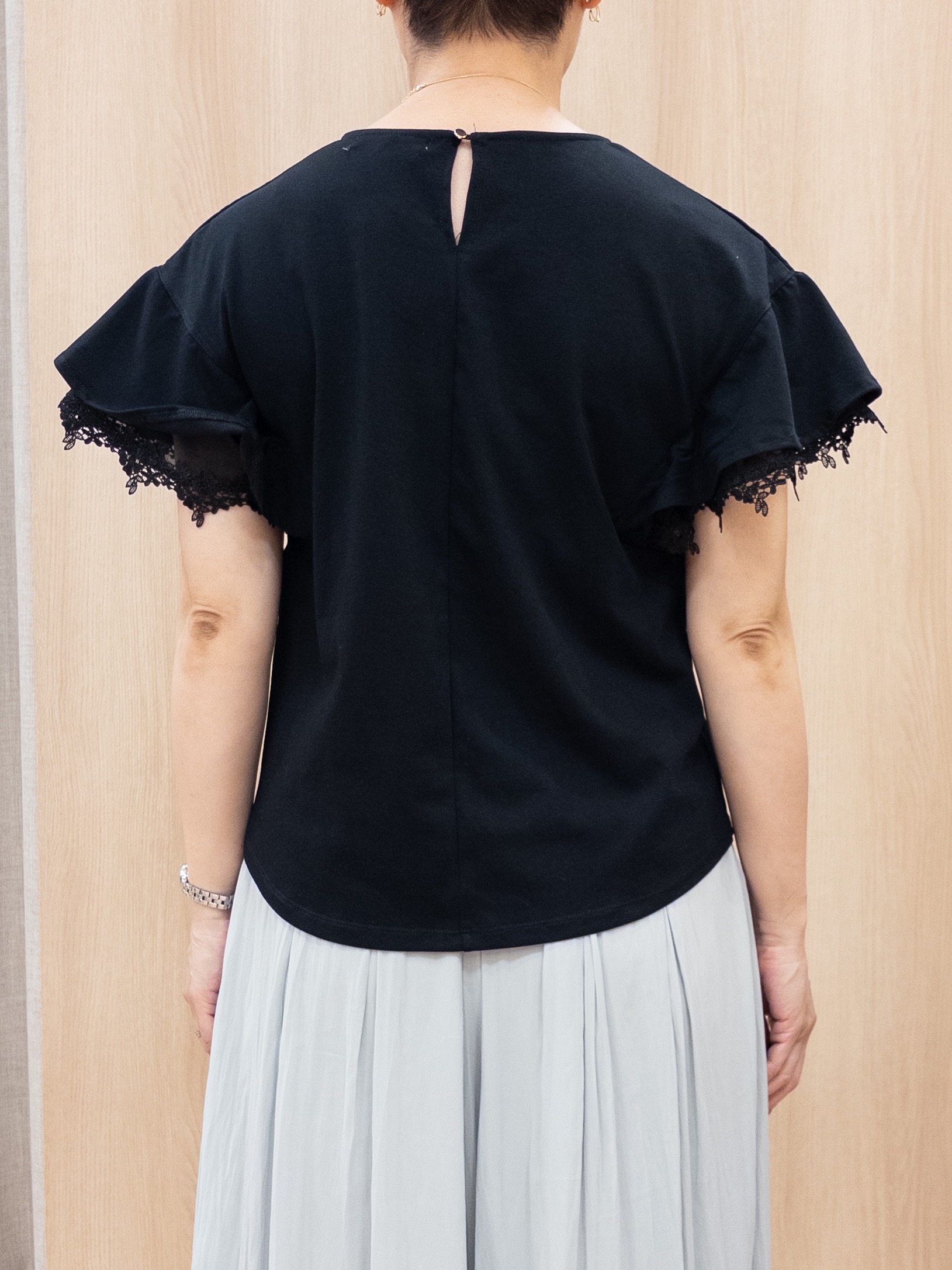 シュウコさんの「grove｜【二の腕カバー、UV】涼しく華やかに、レースレイヤードスリーブTシャツ」を使ったコーディネート
