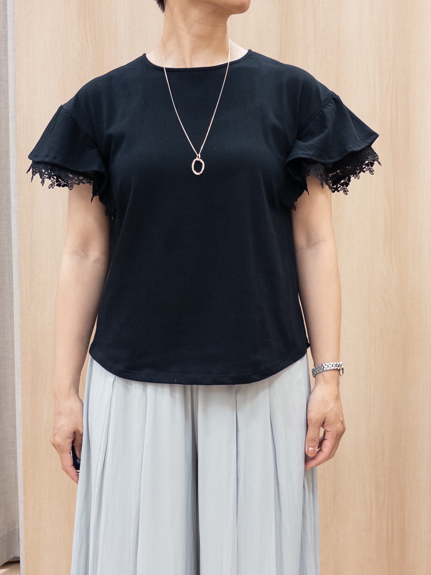 シュウコさんの「grove｜【二の腕カバー、UV】涼しく華やかに、レースレイヤードスリーブTシャツ」を使ったコーディネート