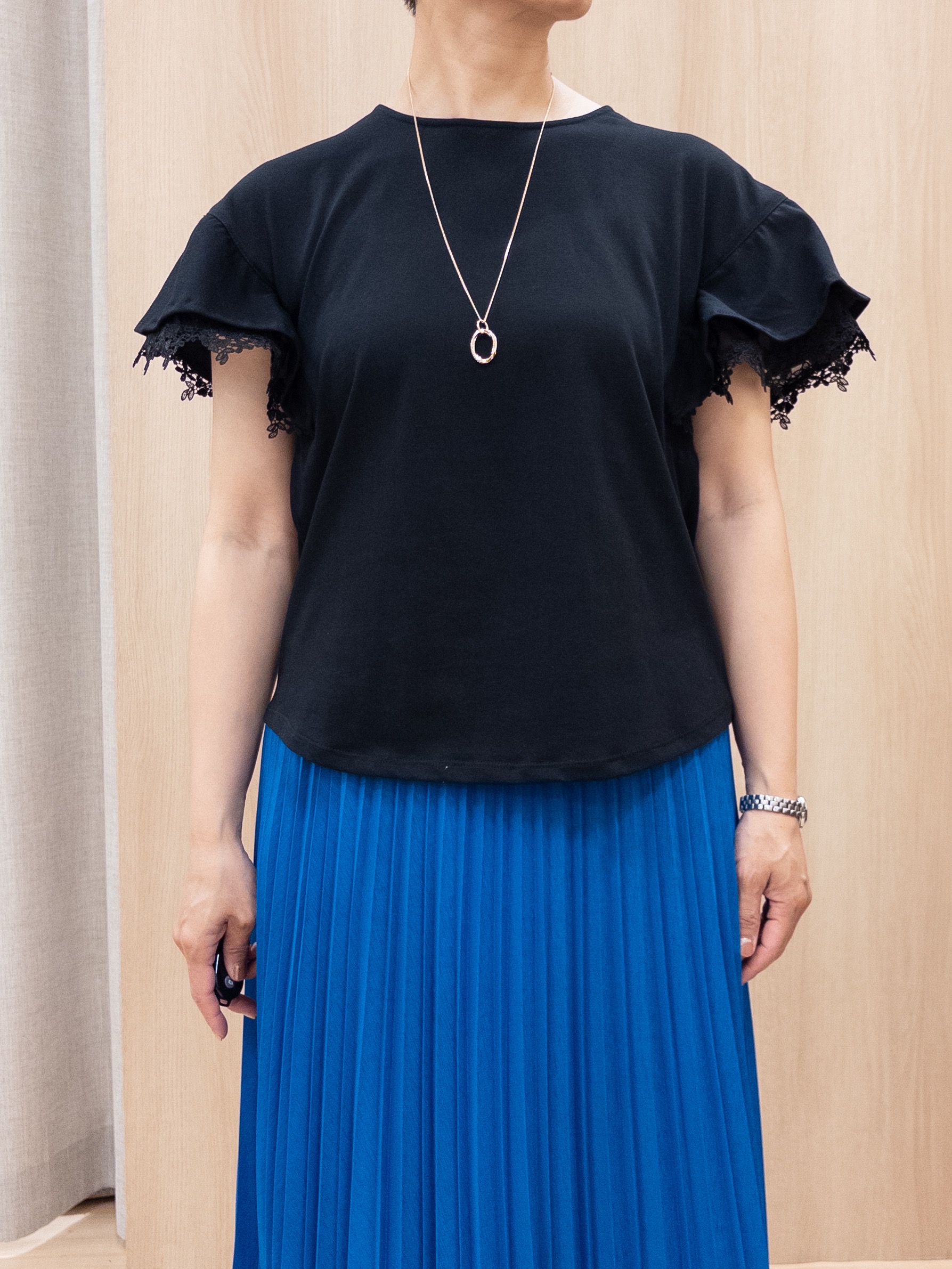 シュウコさんの「grove｜【二の腕カバー、UV】涼しく華やかに、レースレイヤードスリーブTシャツ」を使ったコーディネート