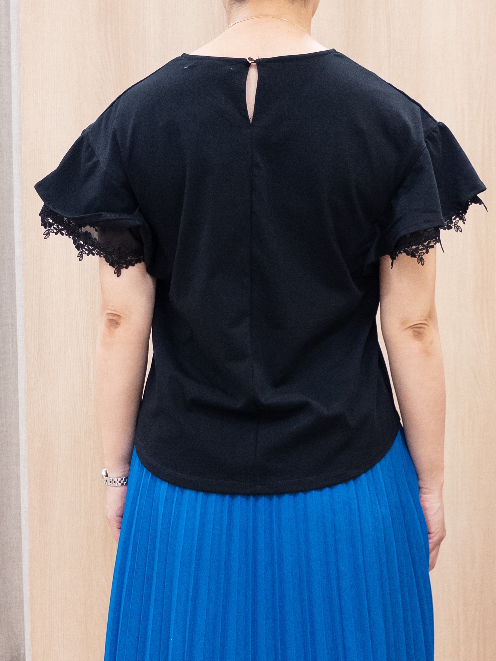 シュウコさんの「grove｜【二の腕カバー、UV】涼しく華やかに、レースレイヤードスリーブTシャツ」を使ったコーディネート