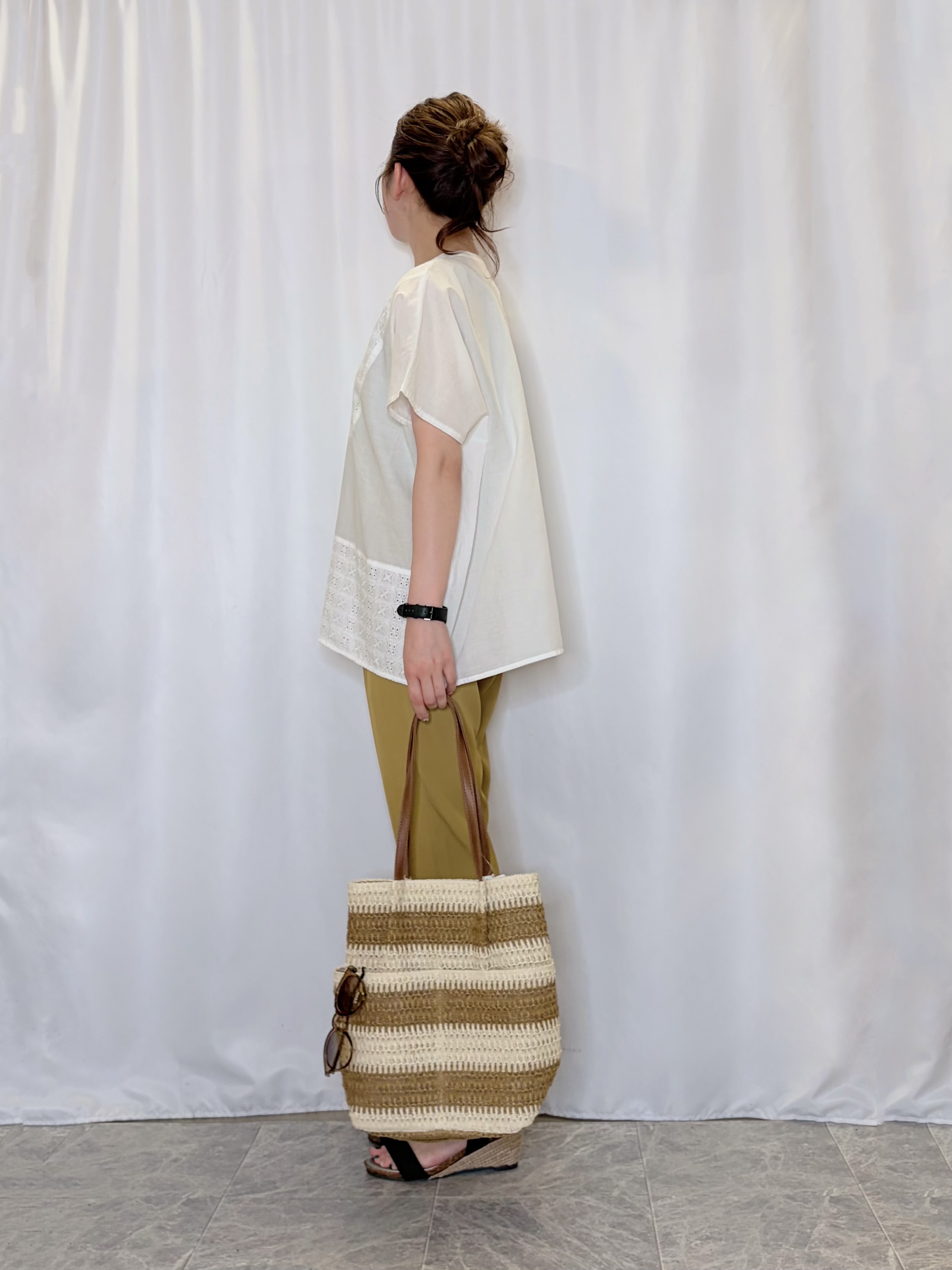 おうめさんの「SHOO･LA･RUE｜【体型カバー/S~LL】インせず着られて刺繍が目を引く 切替ノーカラーブラウス」を使ったコーディネート