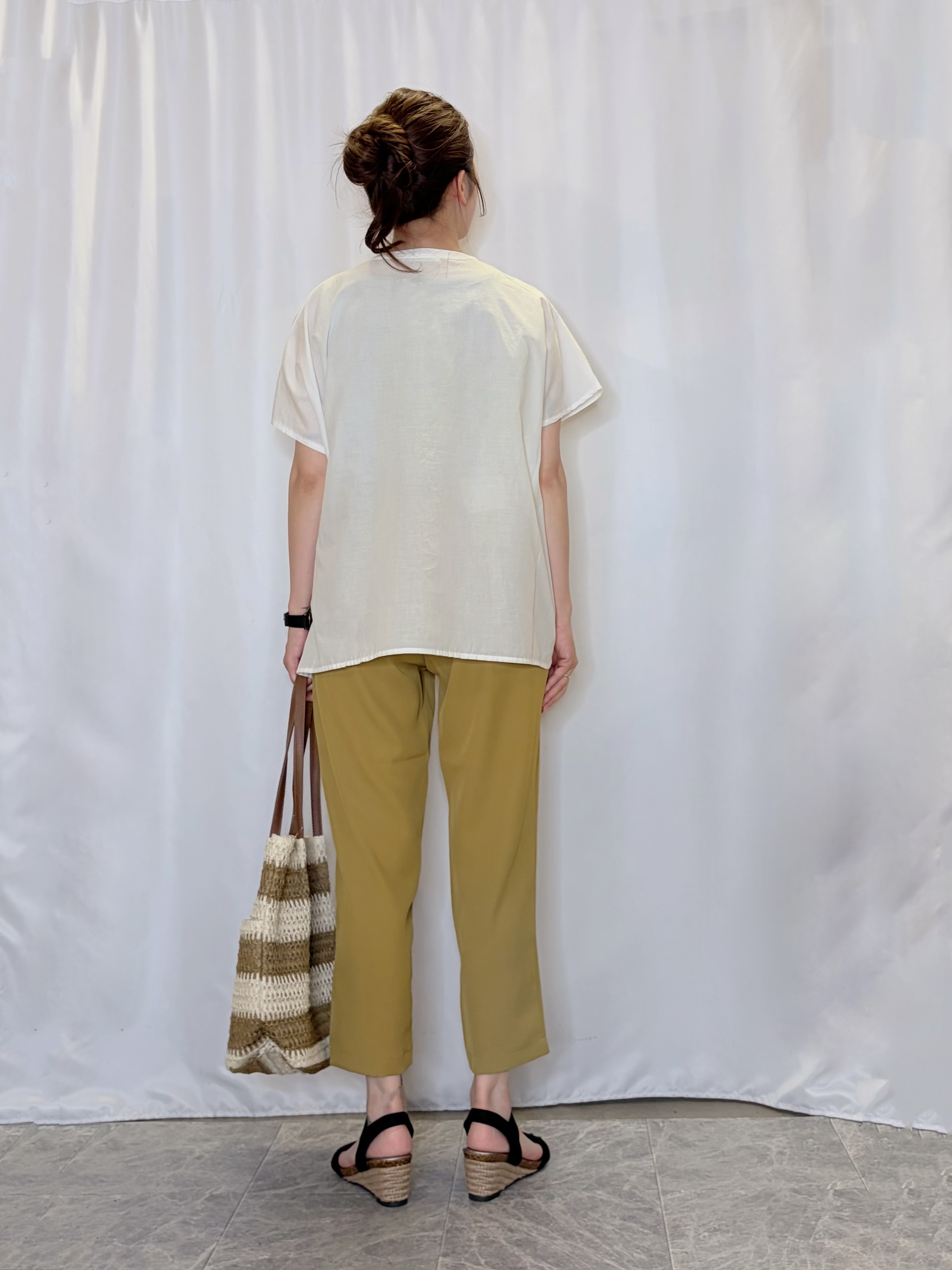 おうめさんの「SHOO･LA･RUE｜【体型カバー/S~LL】インせず着られて刺繍が目を引く 切替ノーカラーブラウス」を使ったコーディネート