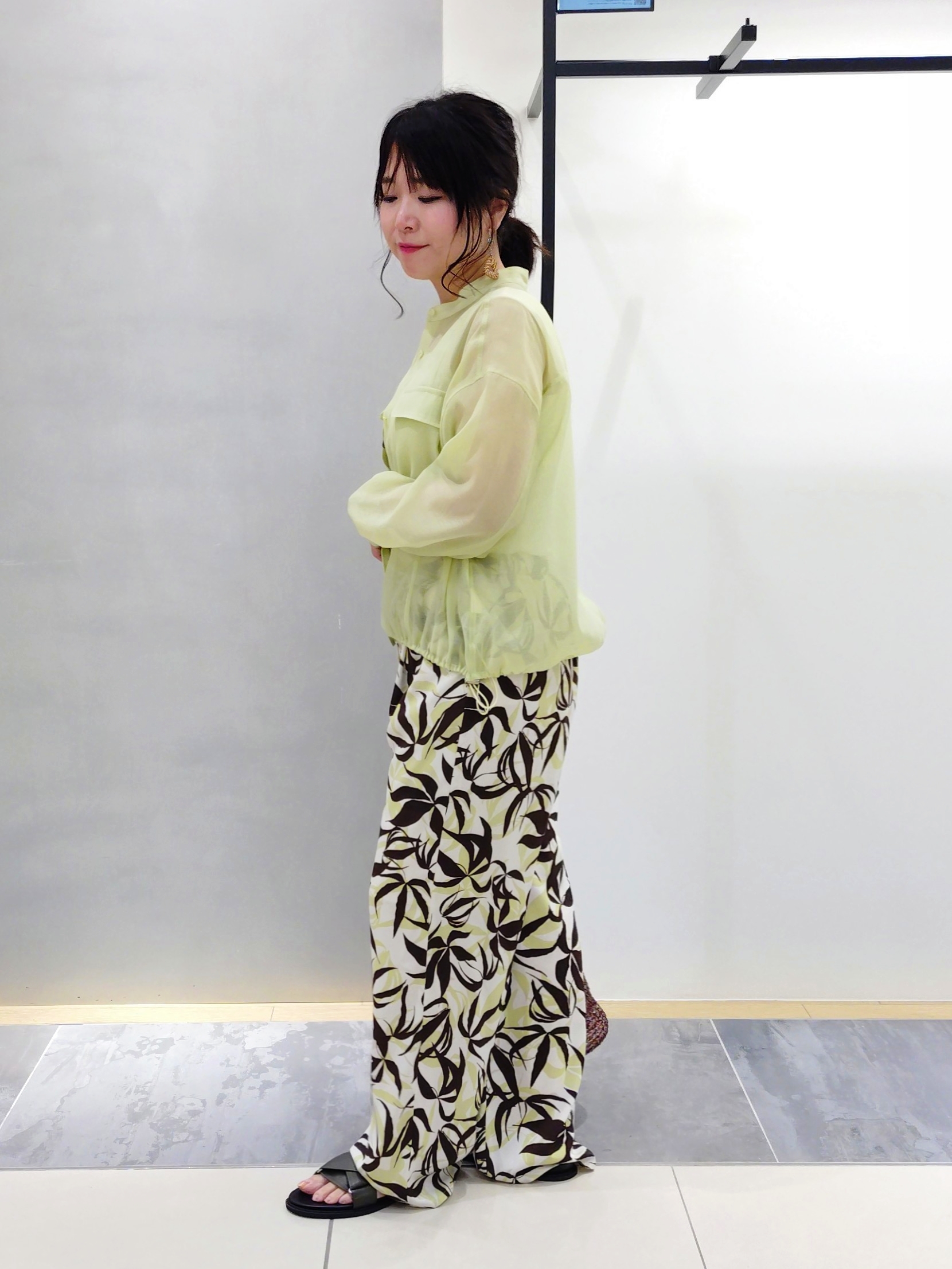 TOMOMIさんの「INDIVI｜【トレンド／2WAY】裾ドロスト付きシアーブラウスブルゾン」を使ったコーディネート