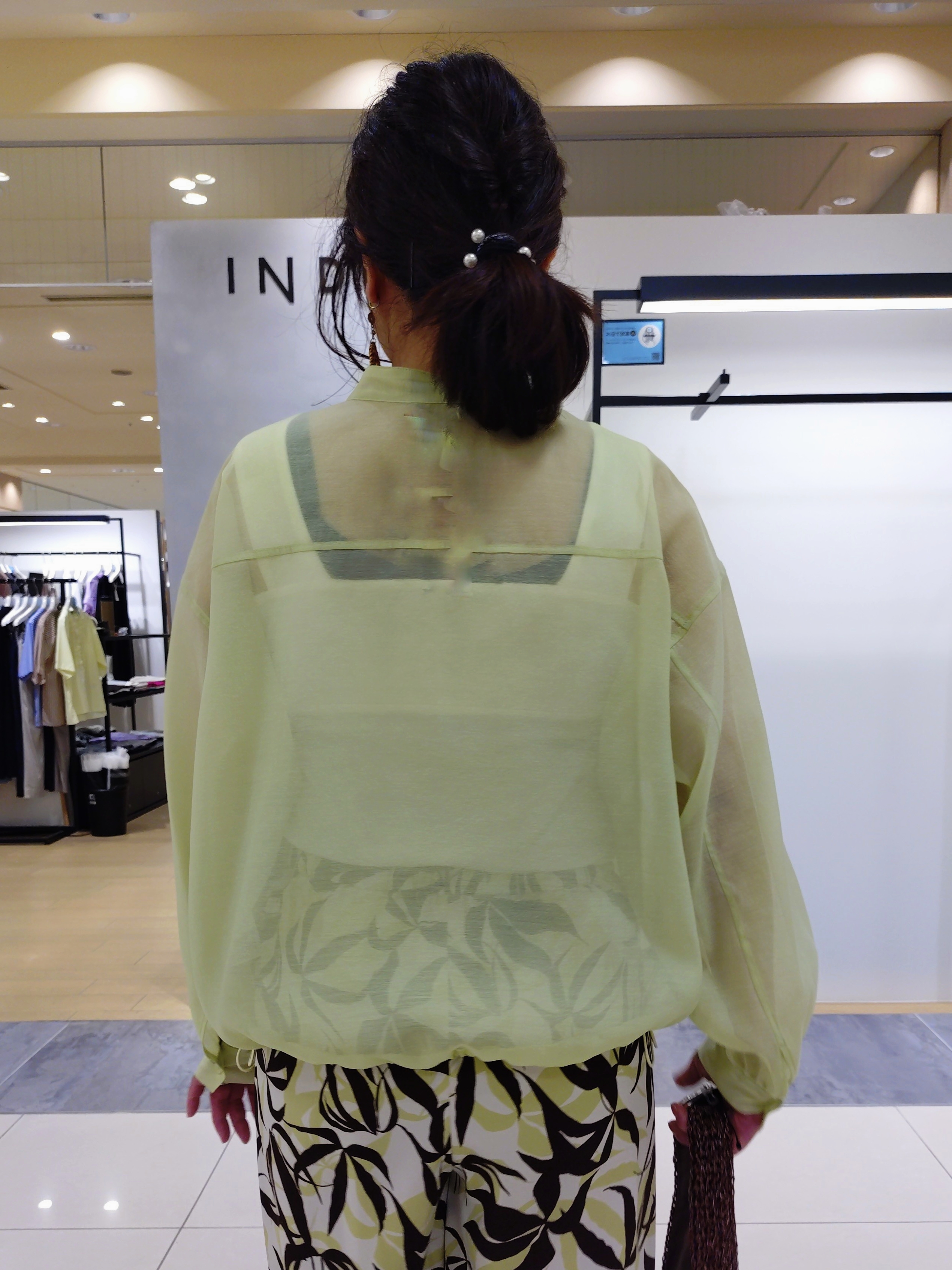 TOMOMIさんの「INDIVI｜【トレンド／2WAY】裾ドロスト付きシアーブラウスブルゾン」を使ったコーディネート