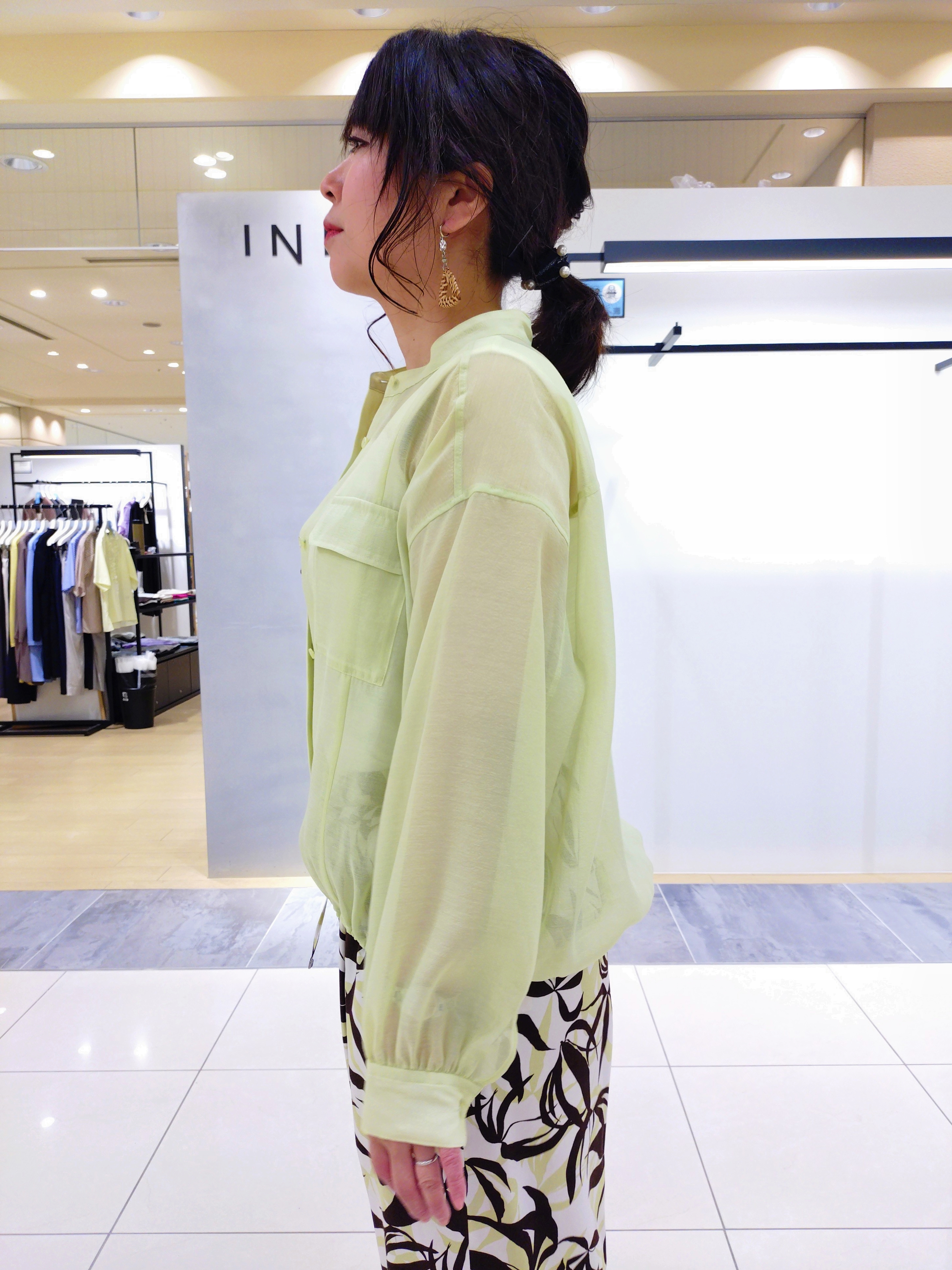 TOMOMIさんの「INDIVI｜【トレンド／2WAY】裾ドロスト付きシアーブラウスブルゾン」を使ったコーディネート