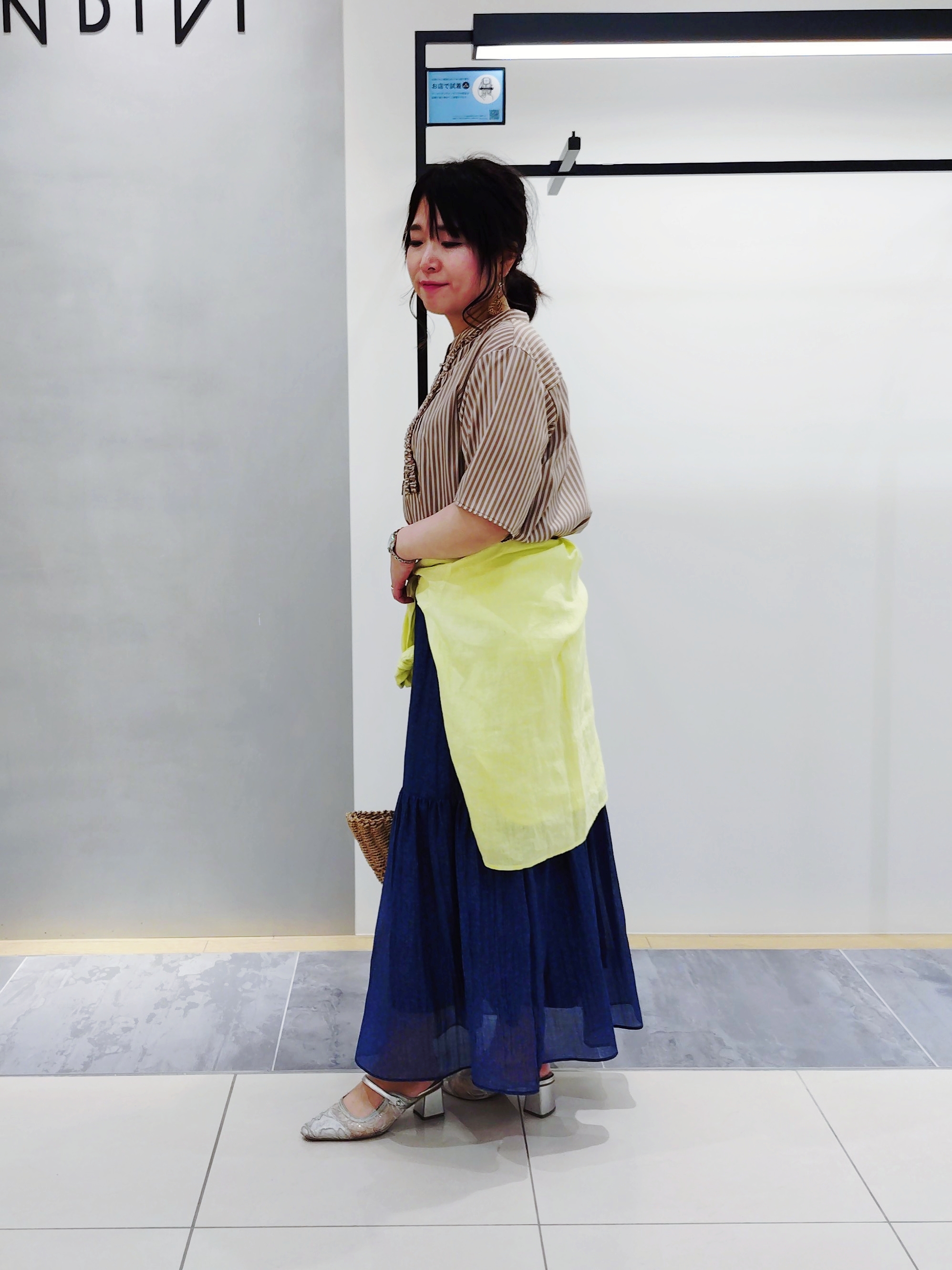 TOMOMIさんの「INDIVI｜【洗える／きれいめ】デニム風シアーティアードスカート」を使ったコーディネート