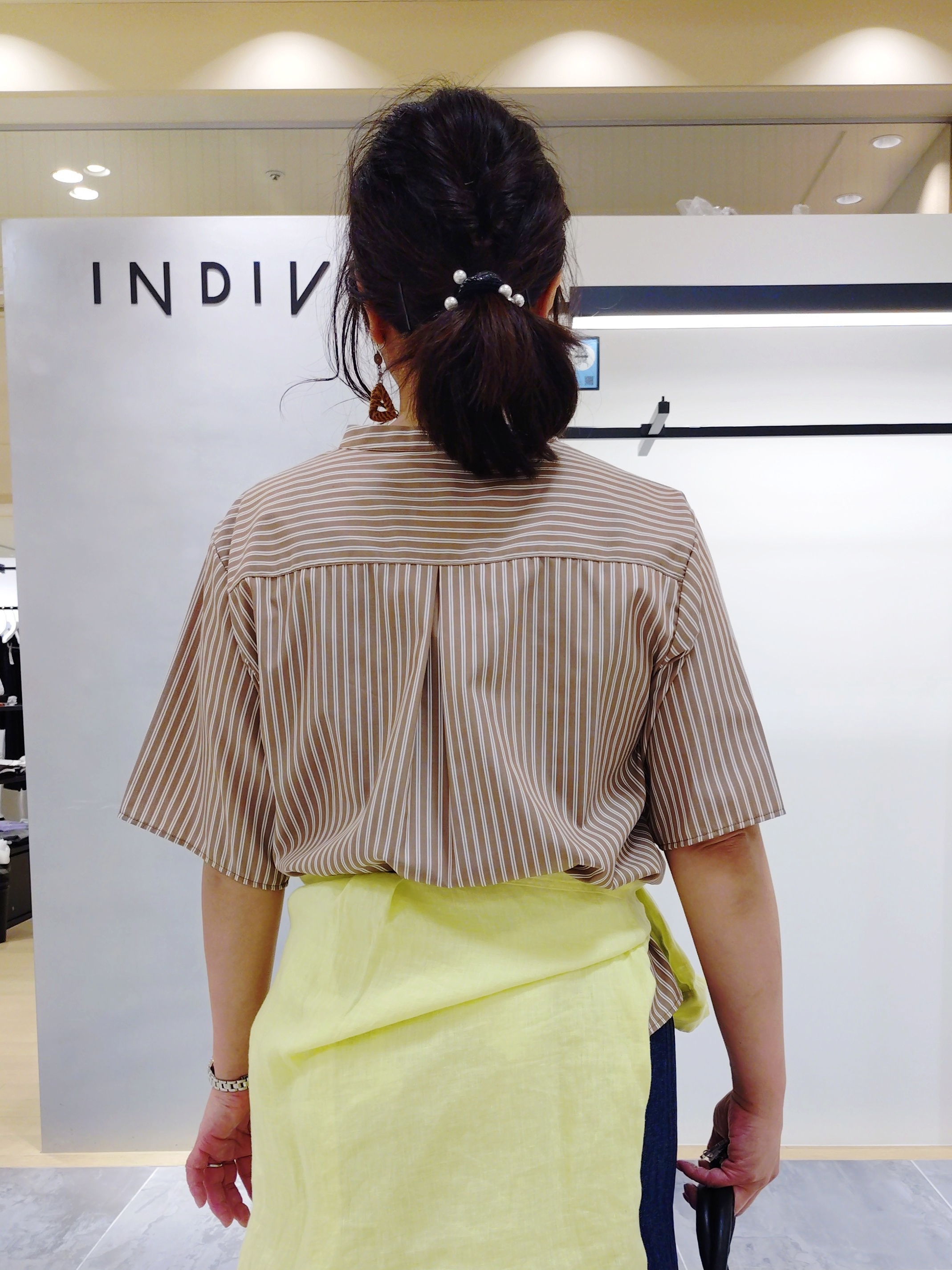 TOMOMIさんの「INDIVI｜【洗える／きれいめ】デニム風シアーティアードスカート」を使ったコーディネート