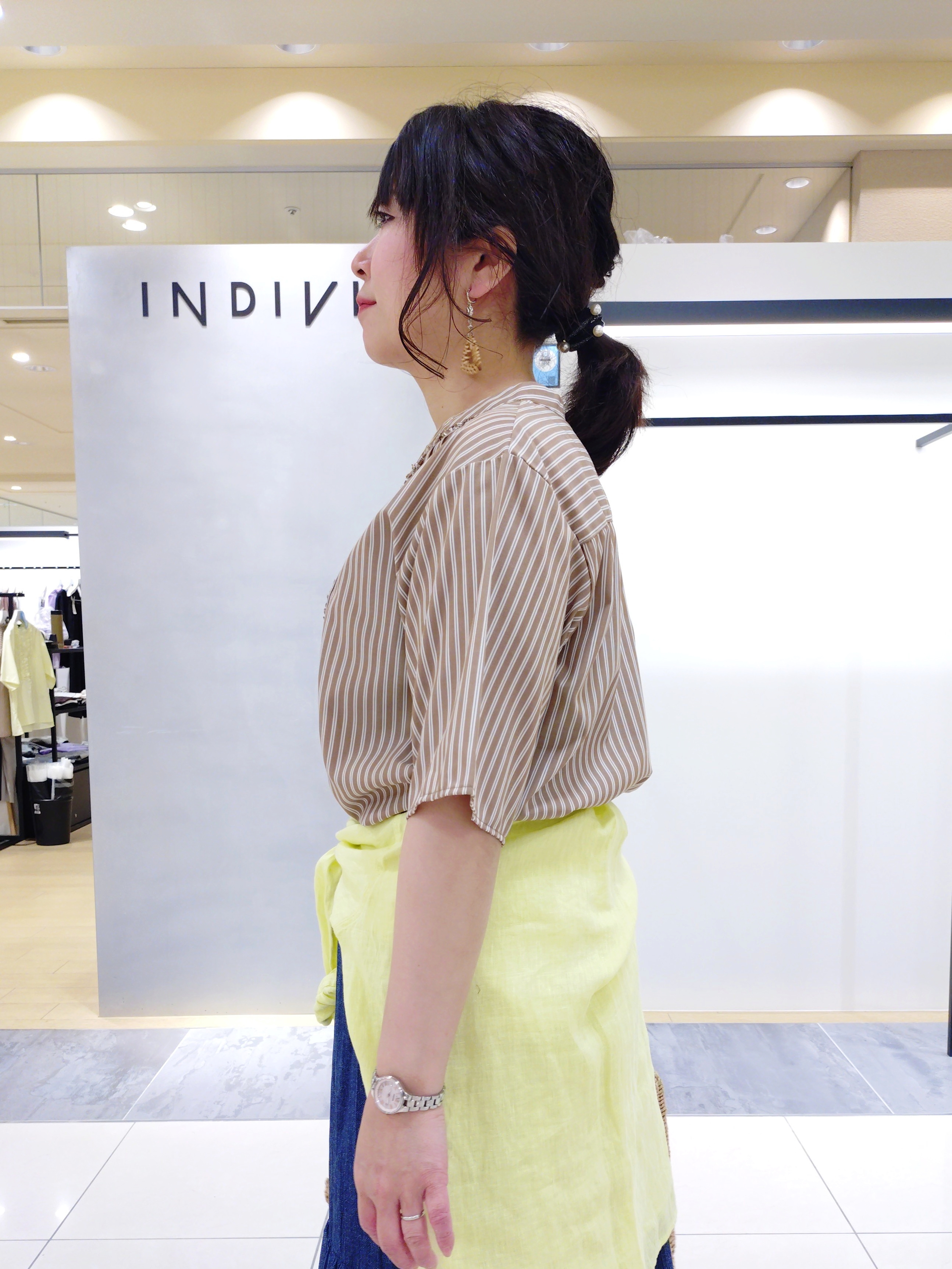 TOMOMIさんの「INDIVI｜【洗える／きれいめ】デニム風シアーティアードスカート」を使ったコーディネート