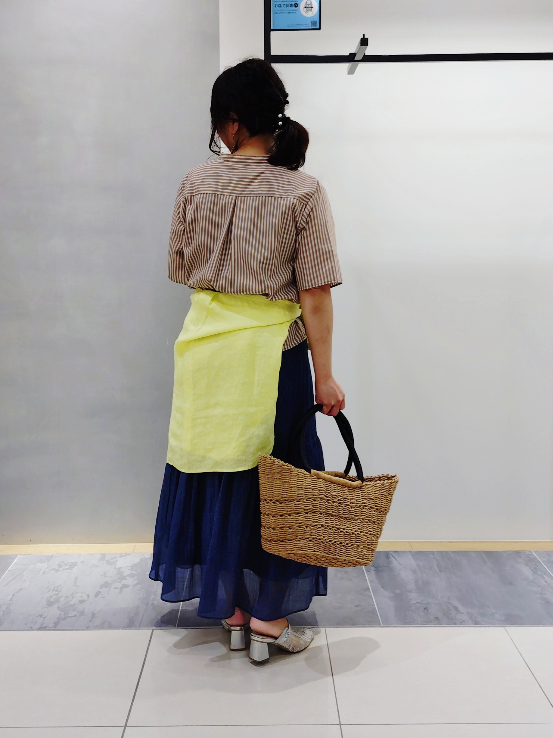 TOMOMIさんの「INDIVI｜【洗える／きれいめ】デニム風シアーティアードスカート」を使ったコーディネート