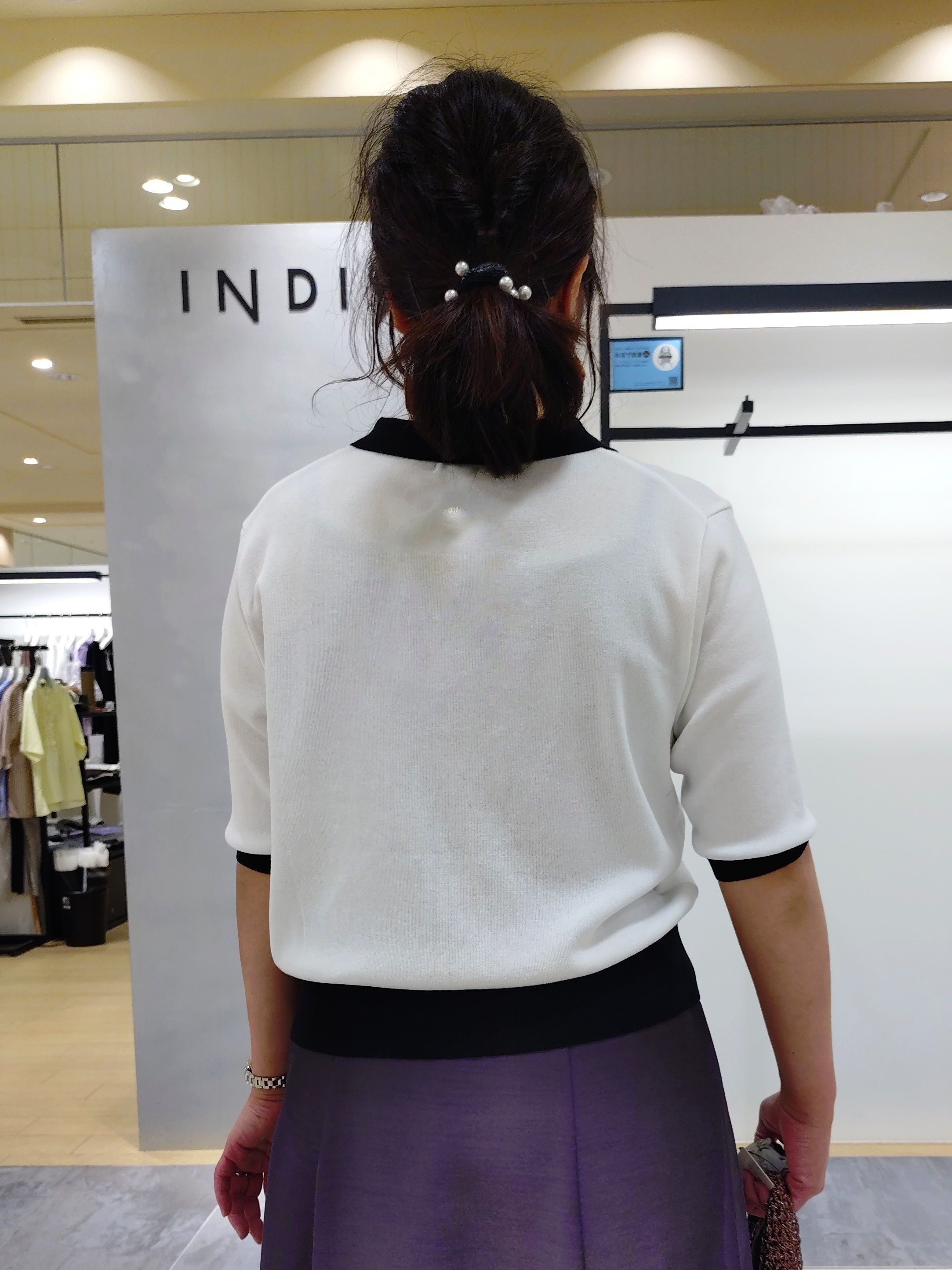 TOMOMIさんの「INDIVI｜【接触冷感／洗える／SETUP可能】シアーシャンブレータックフレアスカート」を使ったコーディネート