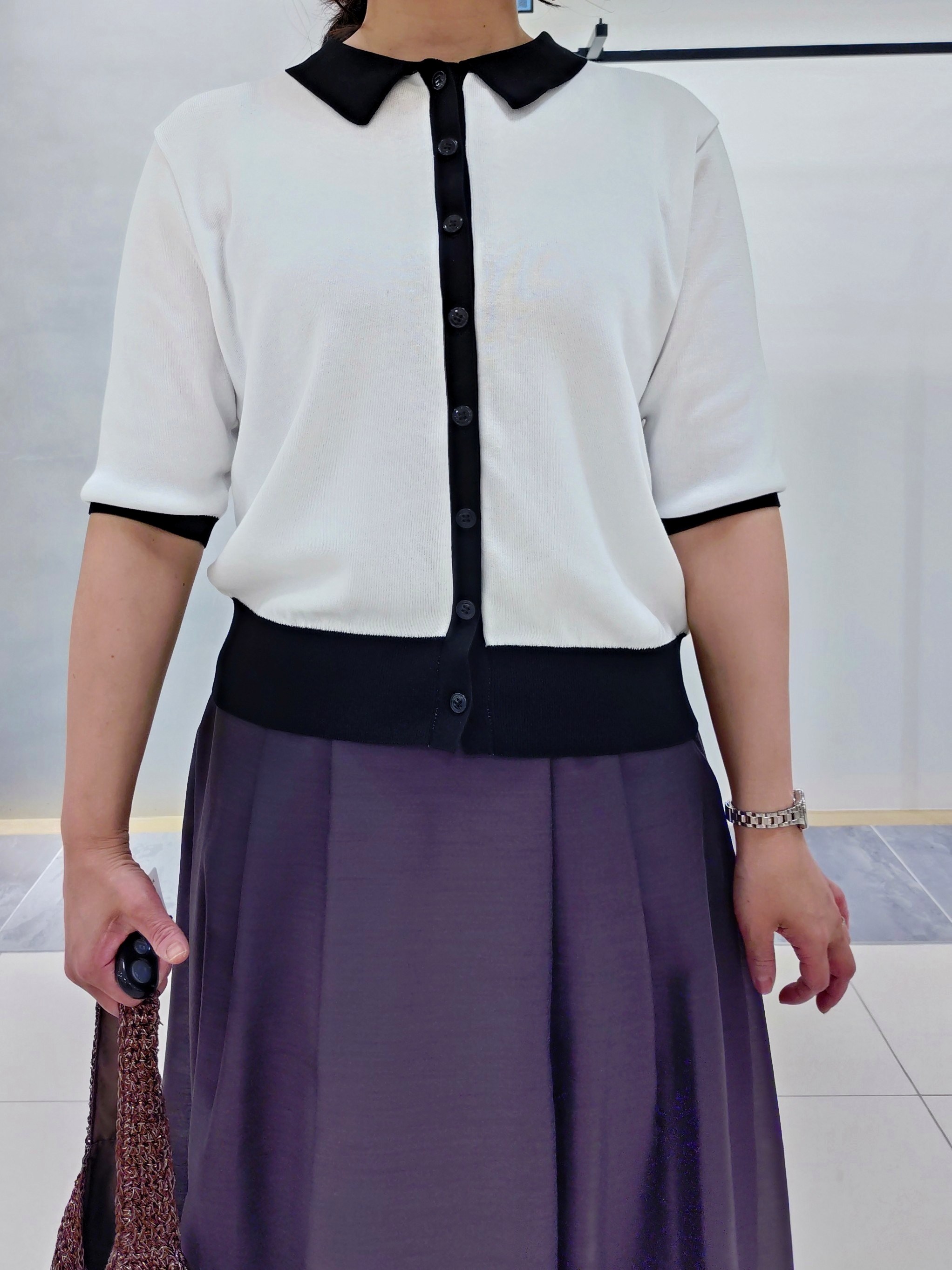 TOMOMIさんの「INDIVI｜【接触冷感／洗える／SETUP可能】シアーシャンブレータックフレアスカート」を使ったコーディネート