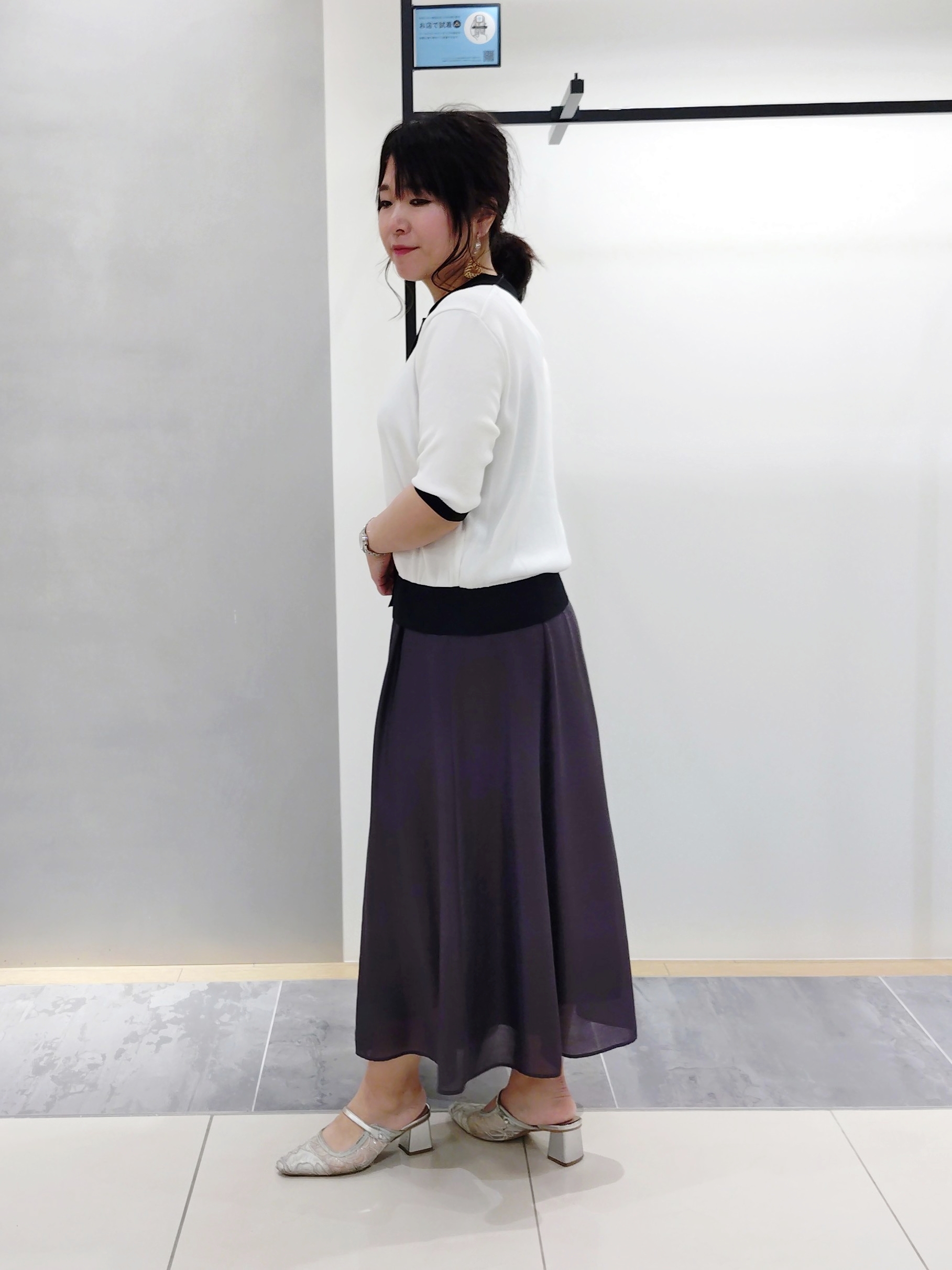 TOMOMIさんの「INDIVI｜【接触冷感／洗える／SETUP可能】シアーシャンブレータックフレアスカート」を使ったコーディネート