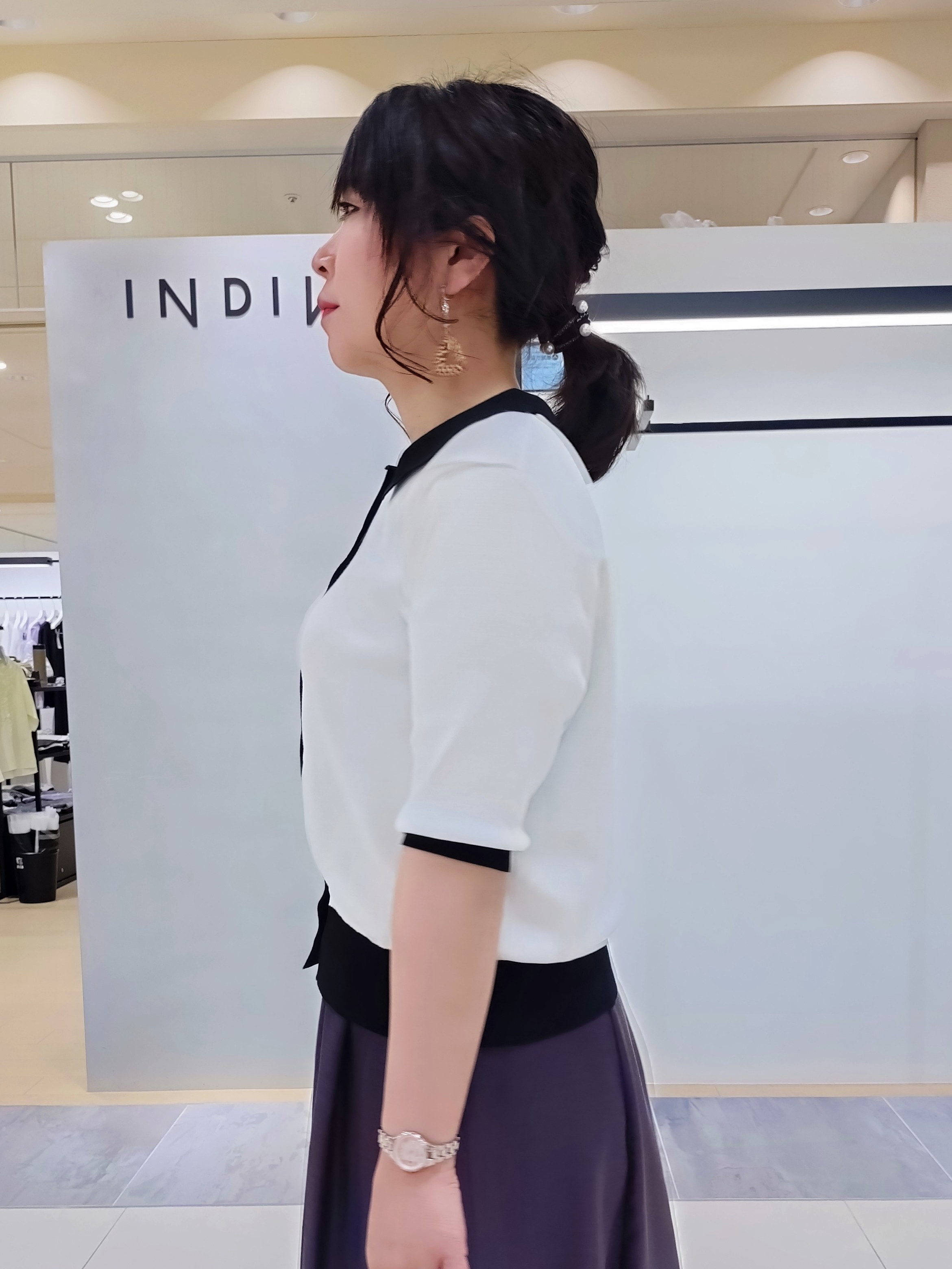 TOMOMIさんの「INDIVI｜【接触冷感／洗える／SETUP可能】シアーシャンブレータックフレアスカート」を使ったコーディネート