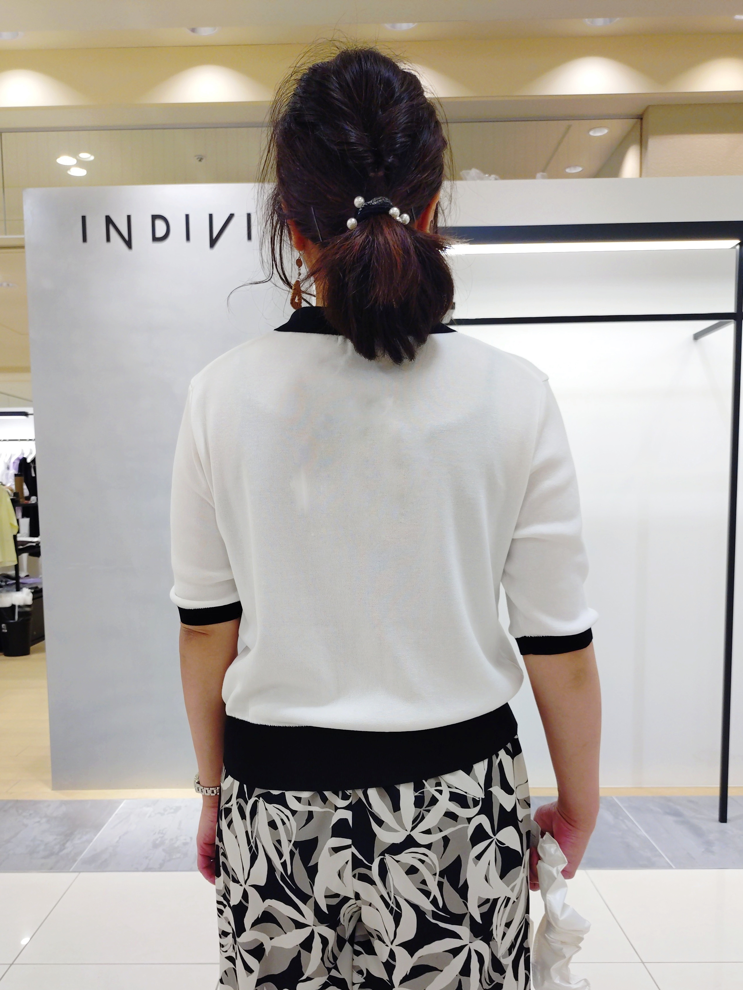 TOMOMIさんの「INDIVI｜【ウエストゴム／着映え】リーフ柄ワイドパンツ」を使ったコーディネート