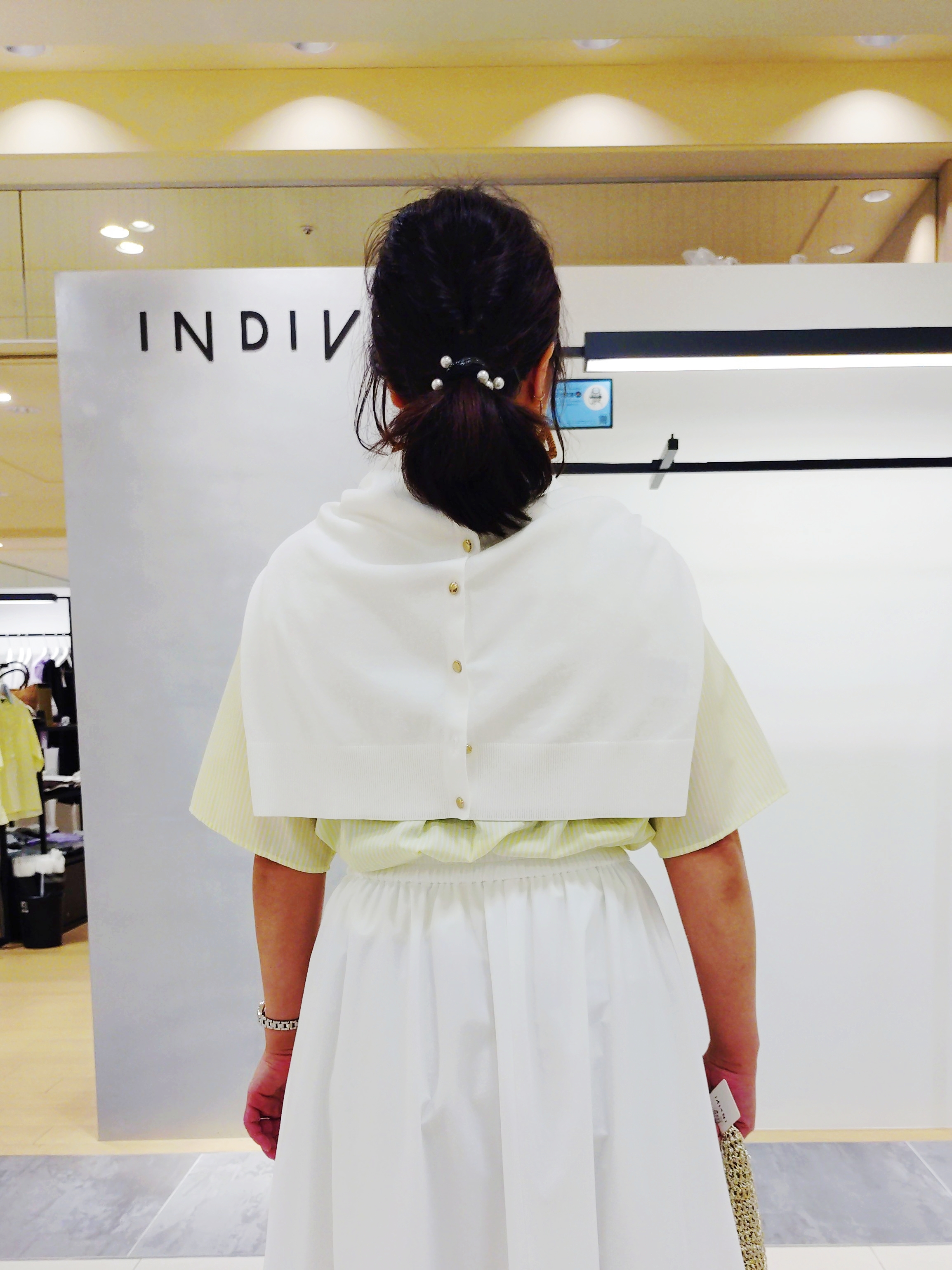 TOMOMIさんの「INDIVI｜【洗える／UVケア／着映え】フリルピンタックブラウス」を使ったコーディネート