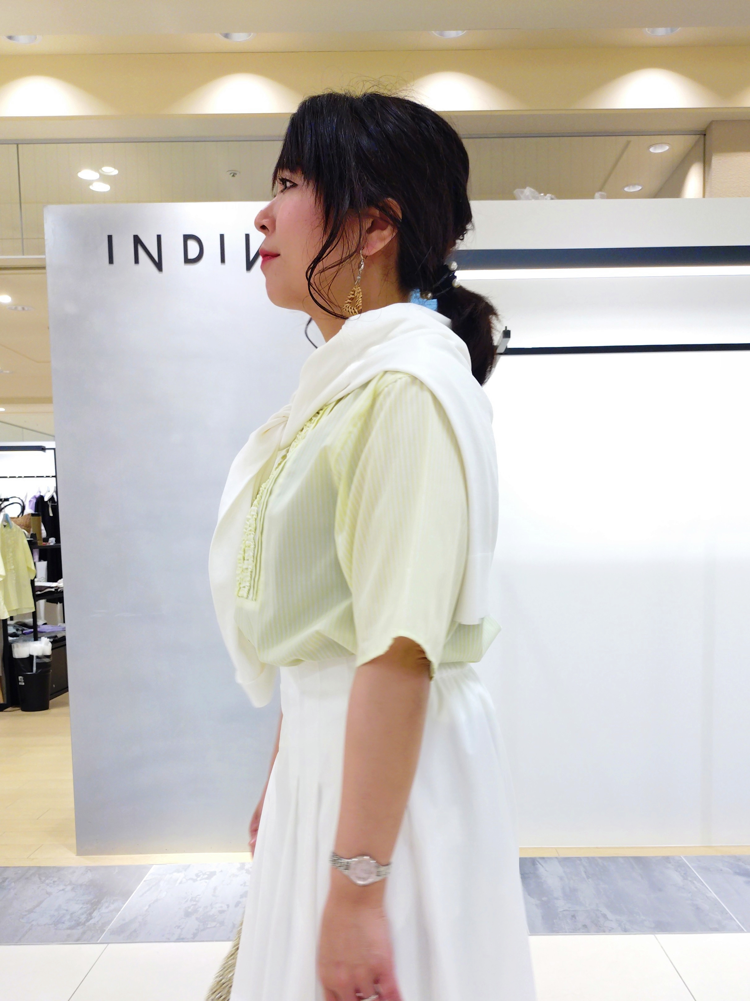 TOMOMIさんの「INDIVI｜【洗える／UVケア／着映え】フリルピンタックブラウス」を使ったコーディネート