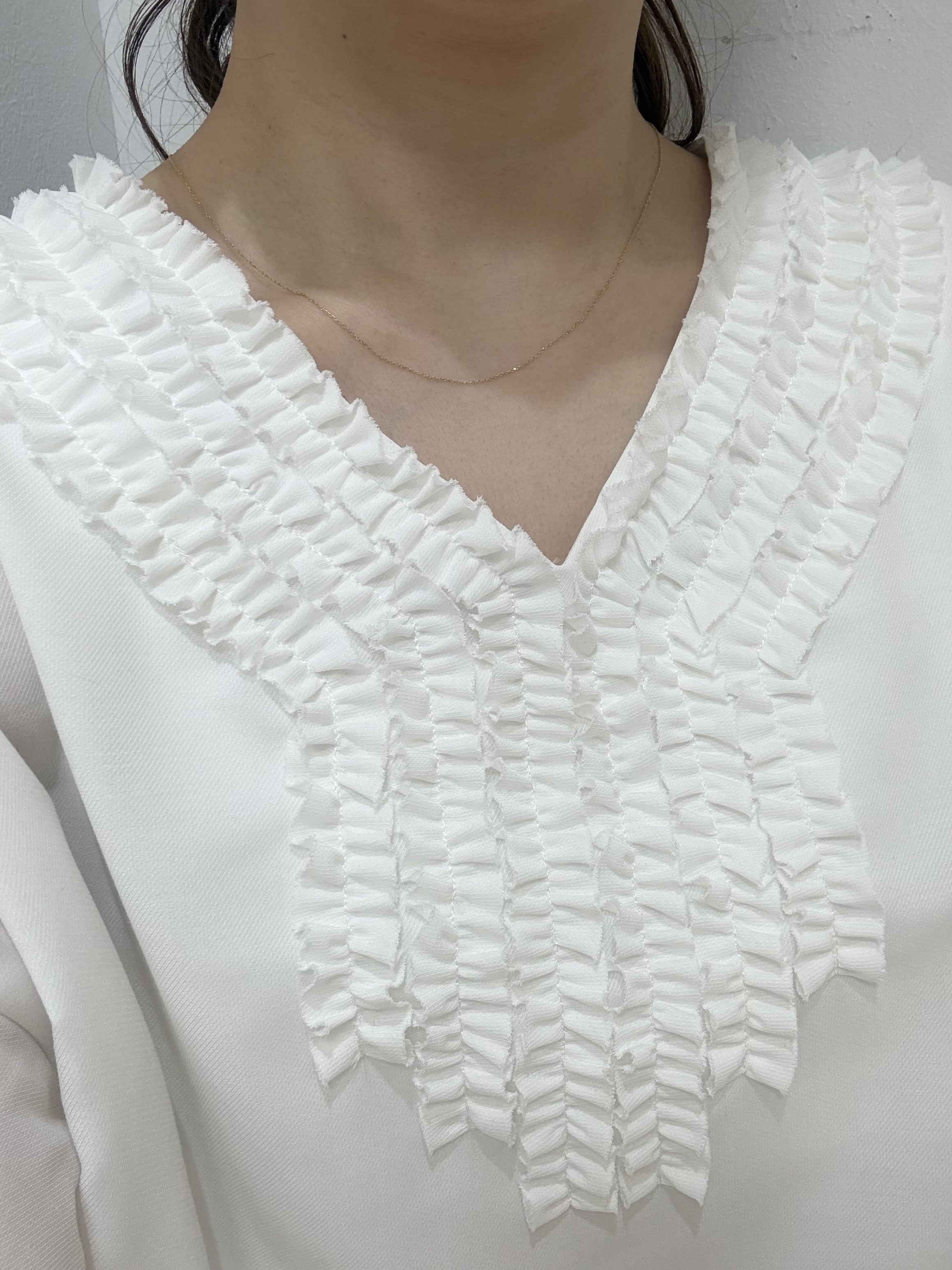 かなえさんの「UNTITLED｜【接触冷感/通気性/洗える】Vネックフリルブラウス」を使ったコーディネート