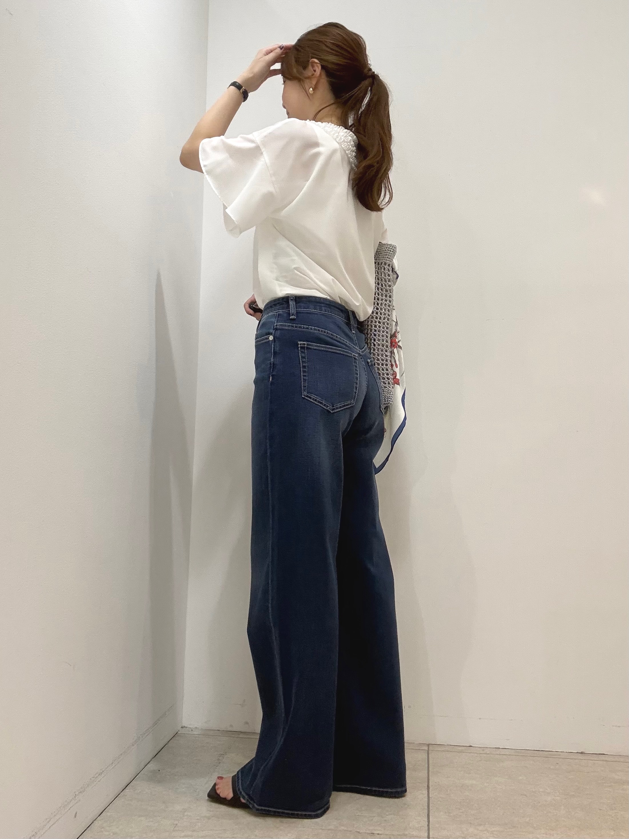 かなえさんの「UNTITLED｜【接触冷感/通気性/洗える】Vネックフリルブラウス」を使ったコーディネート