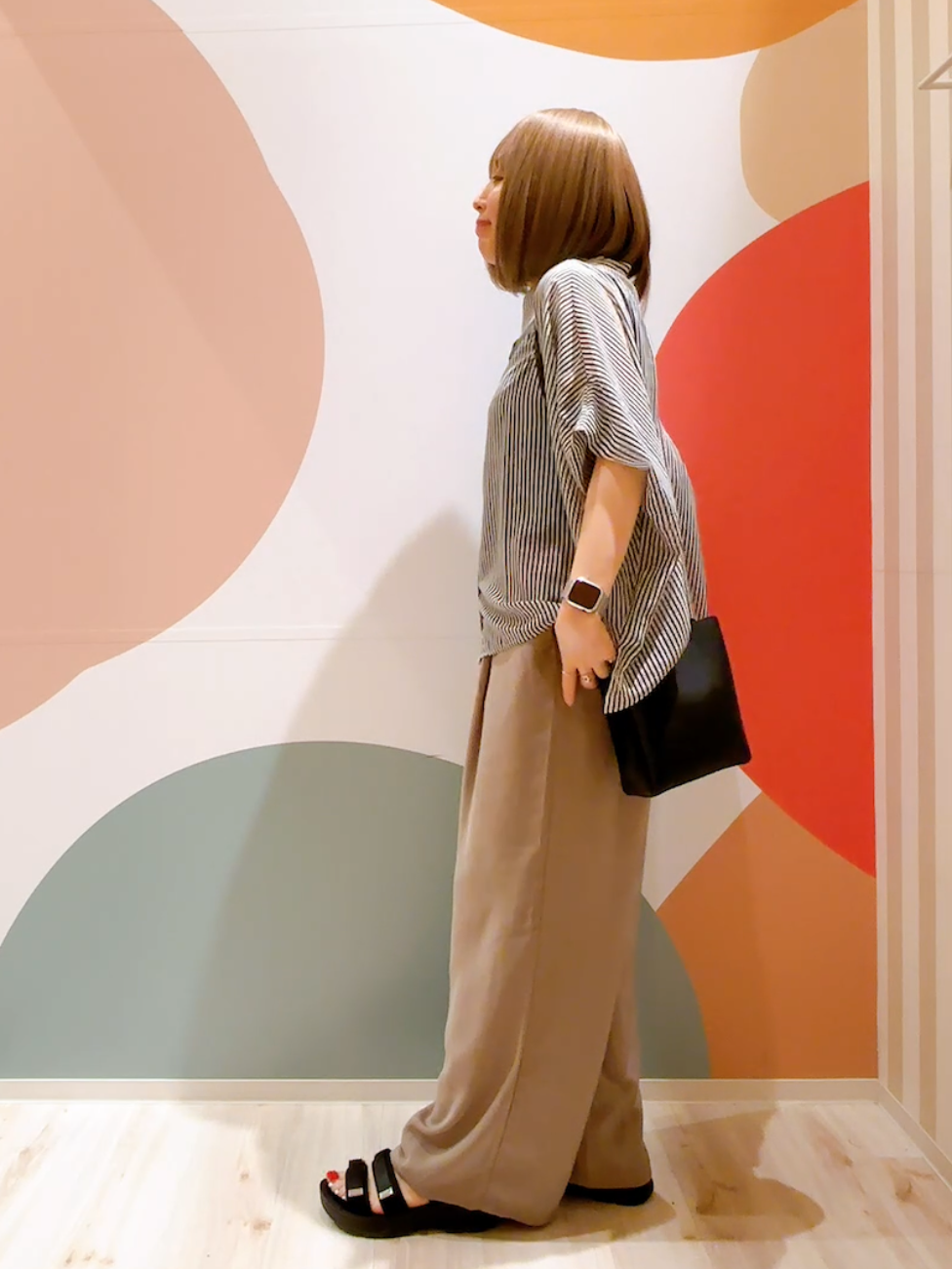 長男さんの「SHOO･LA･RUE｜【洗濯機可/体型カバー】羽織るだけで雰囲気変わる 柄アソート ポンチョ風シアーシャツ」を使ったコーディネート