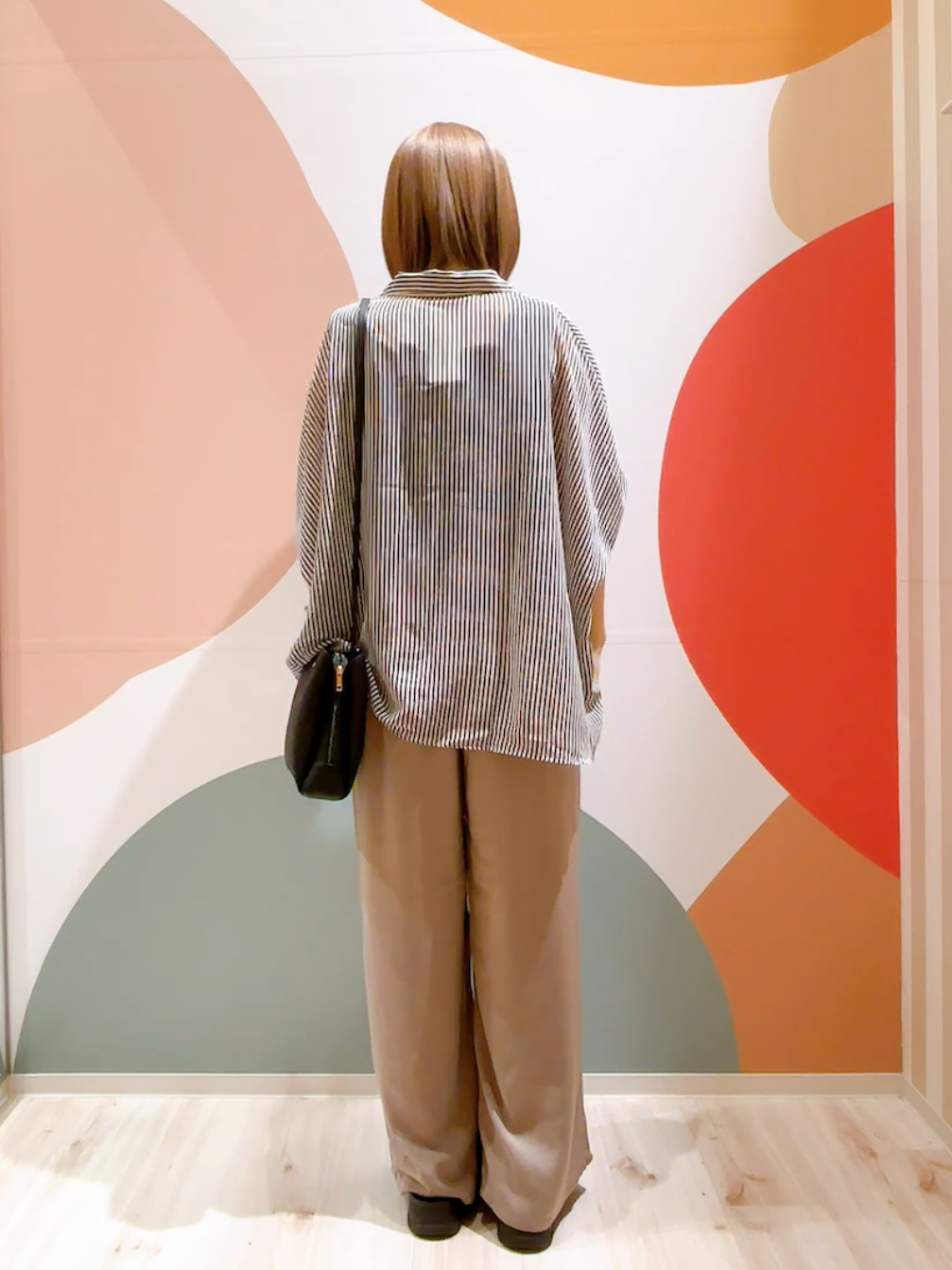 長男さんの「SHOO･LA･RUE｜【洗濯機可/体型カバー】羽織るだけで雰囲気変わる 柄アソート ポンチョ風シアーシャツ」を使ったコーディネート