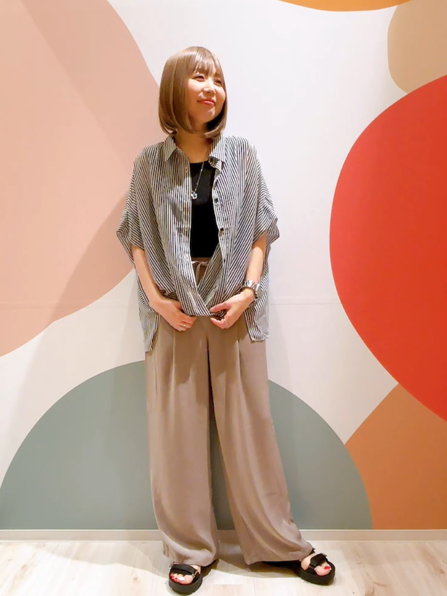 長男さんの「SHOO･LA･RUE｜【洗濯機可/体型カバー】羽織るだけで雰囲気変わる 柄アソート ポンチョ風シアーシャツ」を使ったコーディネート