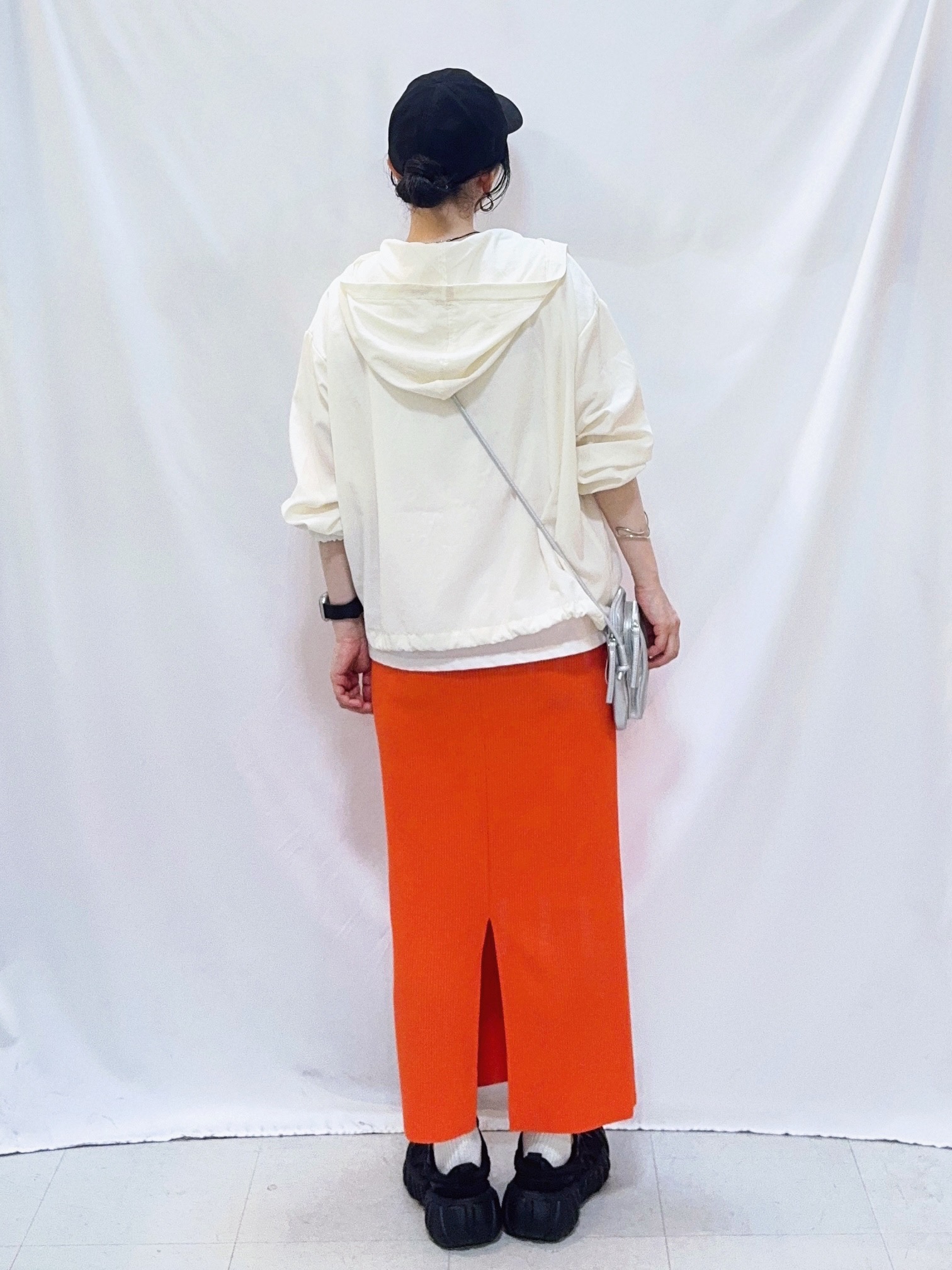 𝐇𝐢𝐫𝐨𝐦𝐢さんの「SHOO･LA･RUE｜【S-LL/UV】季節の変わり目に ゴールドパーツが上品なフード付きブルゾン」を使ったコーディネート
