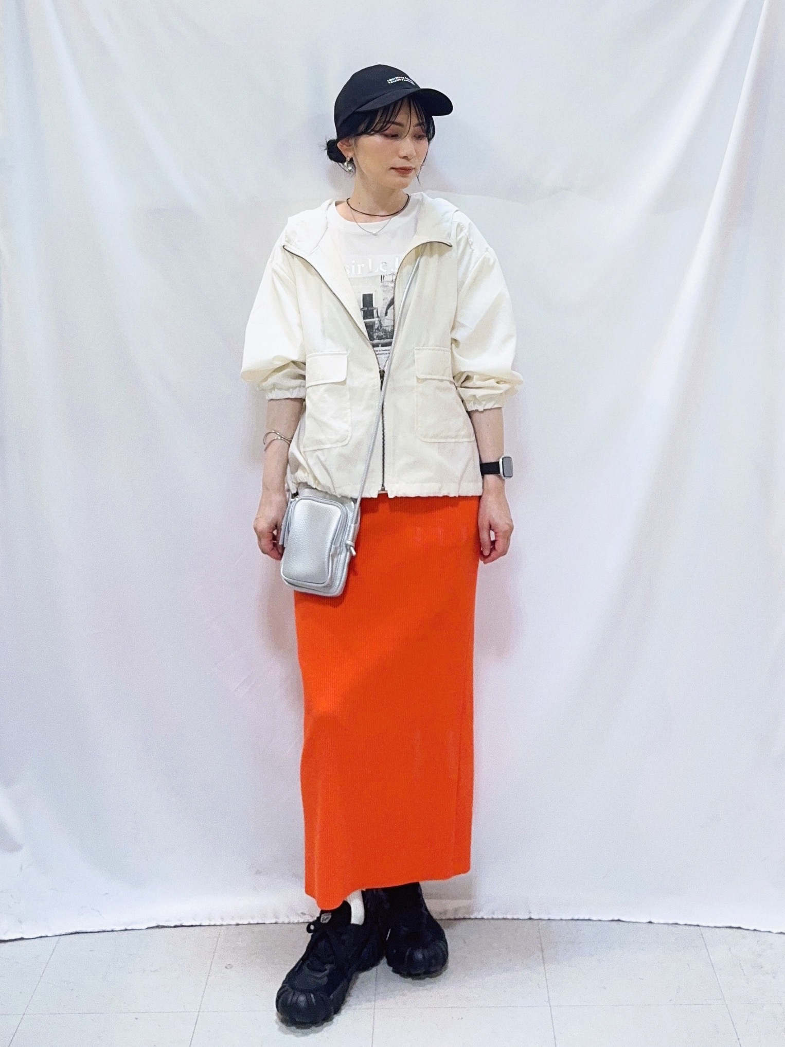 𝐇𝐢𝐫𝐨𝐦𝐢さんの「SHOO･LA･RUE｜【S-LL/UV】季節の変わり目に ゴールドパーツが上品なフード付きブルゾン」を使ったコーディネート