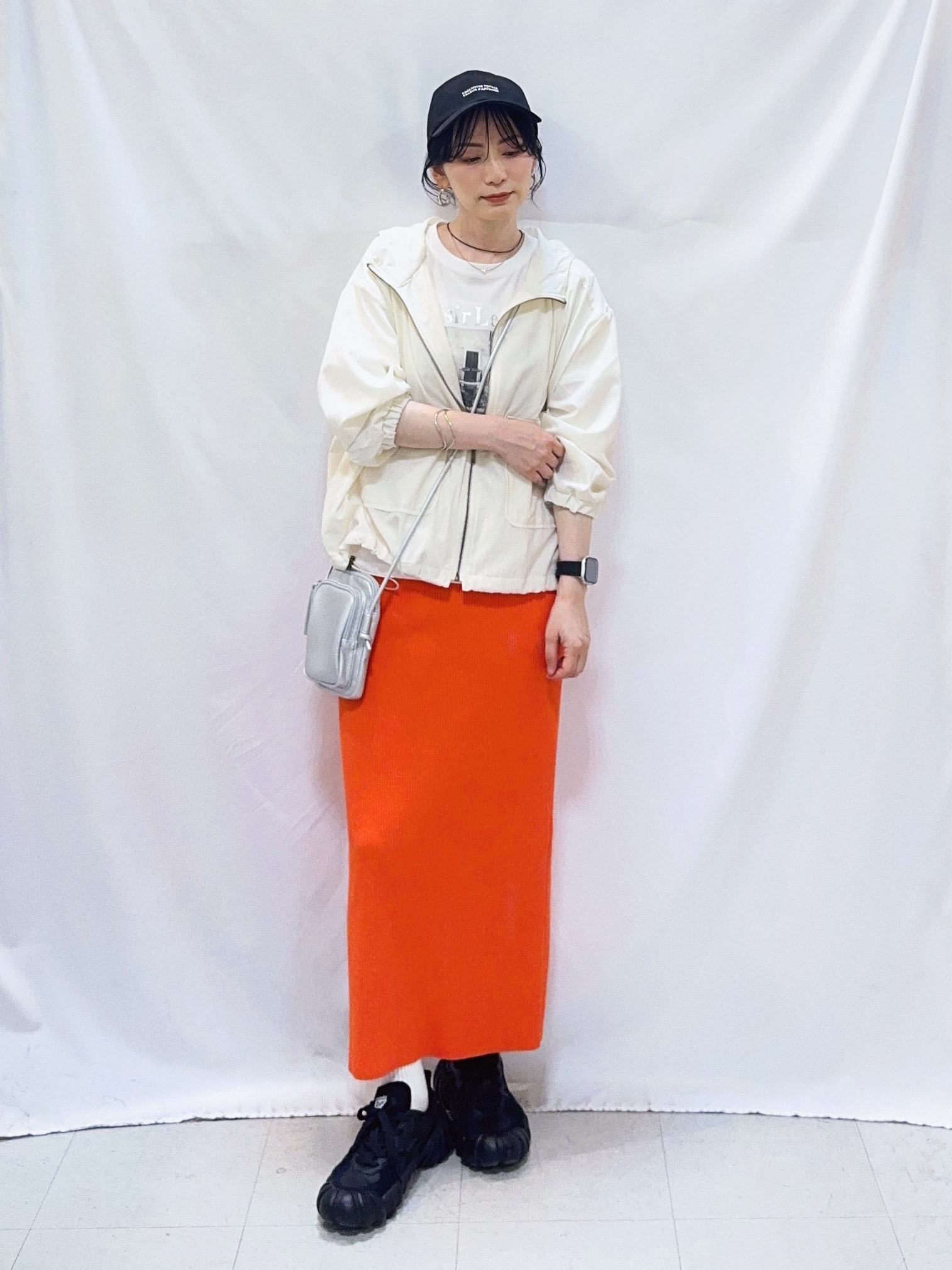 𝐇𝐢𝐫𝐨𝐦𝐢さんの「SHOO･LA･RUE｜【S-LL/UV】季節の変わり目に ゴールドパーツが上品なフード付きブルゾン」を使ったコーディネート