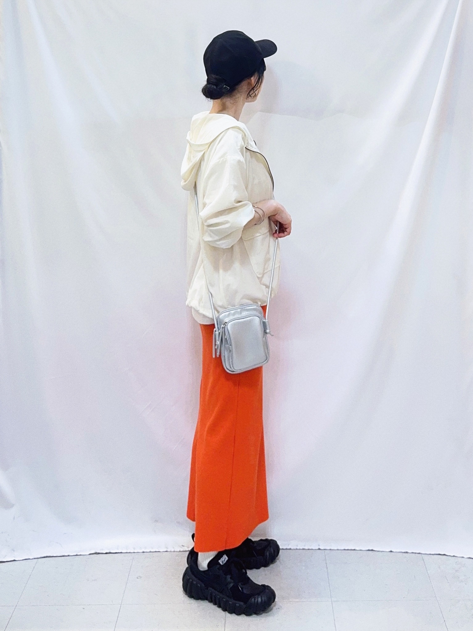 𝐇𝐢𝐫𝐨𝐦𝐢さんの「SHOO･LA･RUE｜【S-LL/UV】季節の変わり目に ゴールドパーツが上品なフード付きブルゾン」を使ったコーディネート