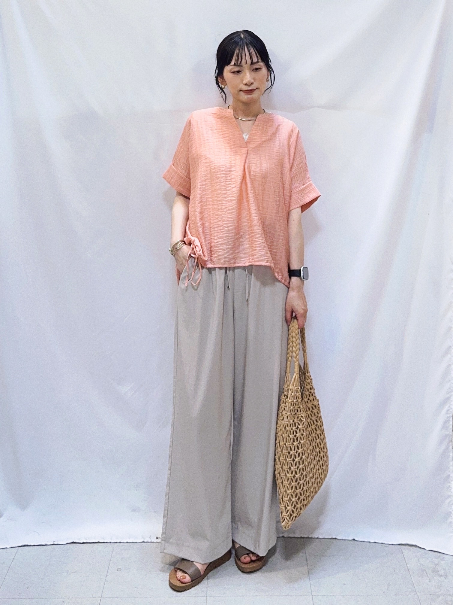 𝐇𝐢𝐫𝐨𝐦𝐢さんの「SHOO･LA･RUE｜【高レビュー/体型カバー】インせず着られる スキッパー裾リボンブラウス」を使ったコーディネート
