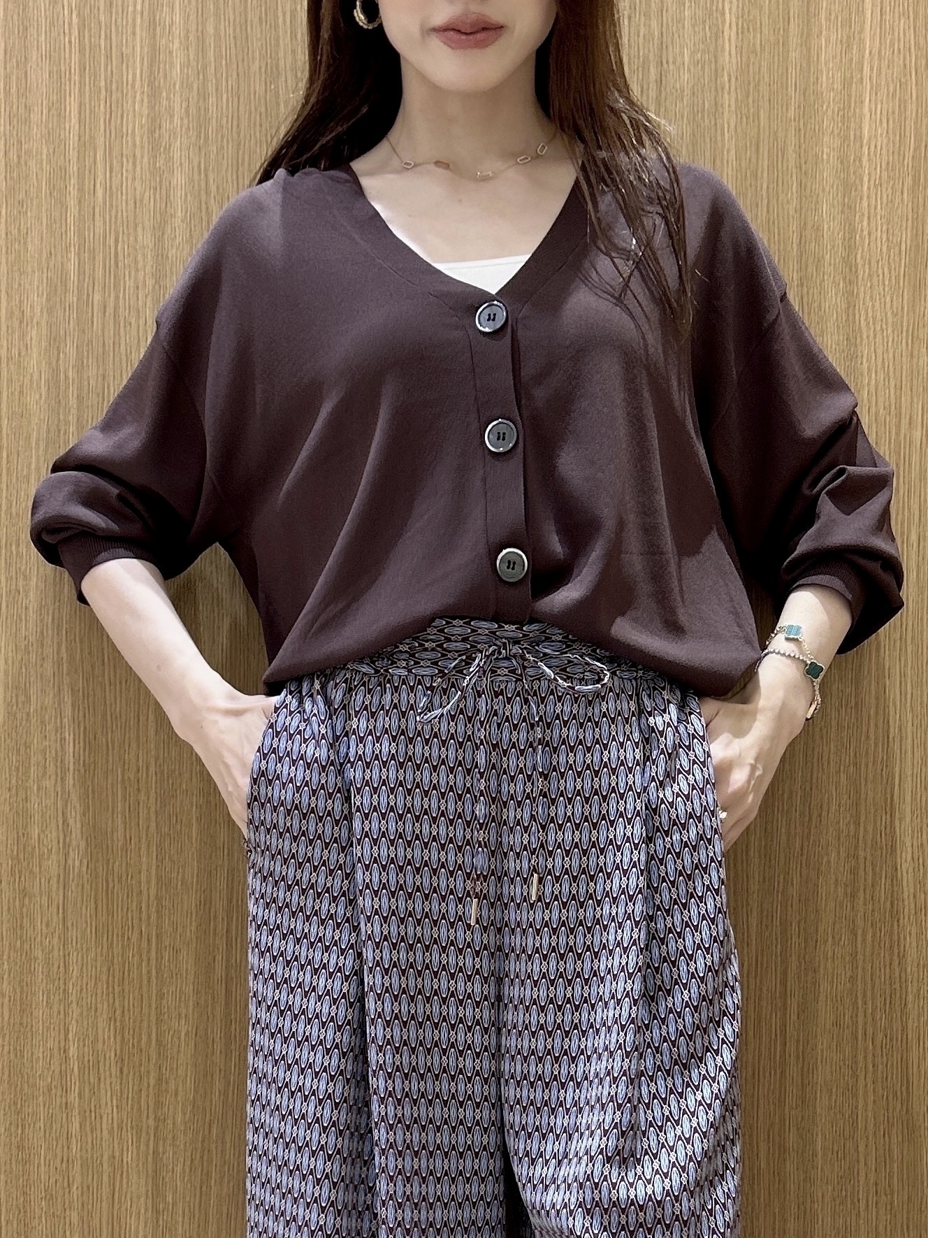 maiさんの「OPAQUE.CLIP｜【UV／接触冷感】Vネックリラクシーニットカーディガン《洗濯機OK／抗ピル》」を使ったコーディネート