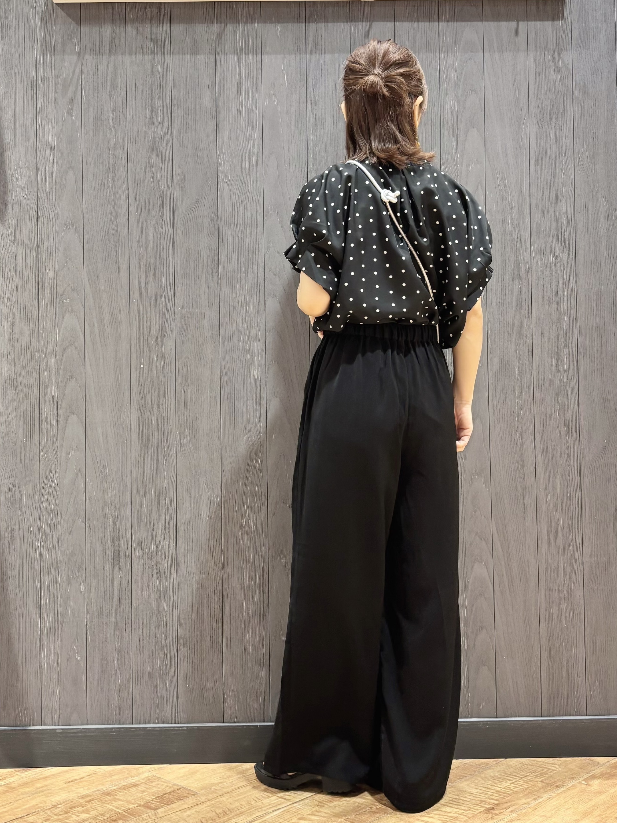 meiさんの「SHOO･LA･RUE｜【洗濯機可／洗濯後しわになりにくい】大人の甘さをプラスする ドット柄袖タックブラウス」を使ったコーディネート