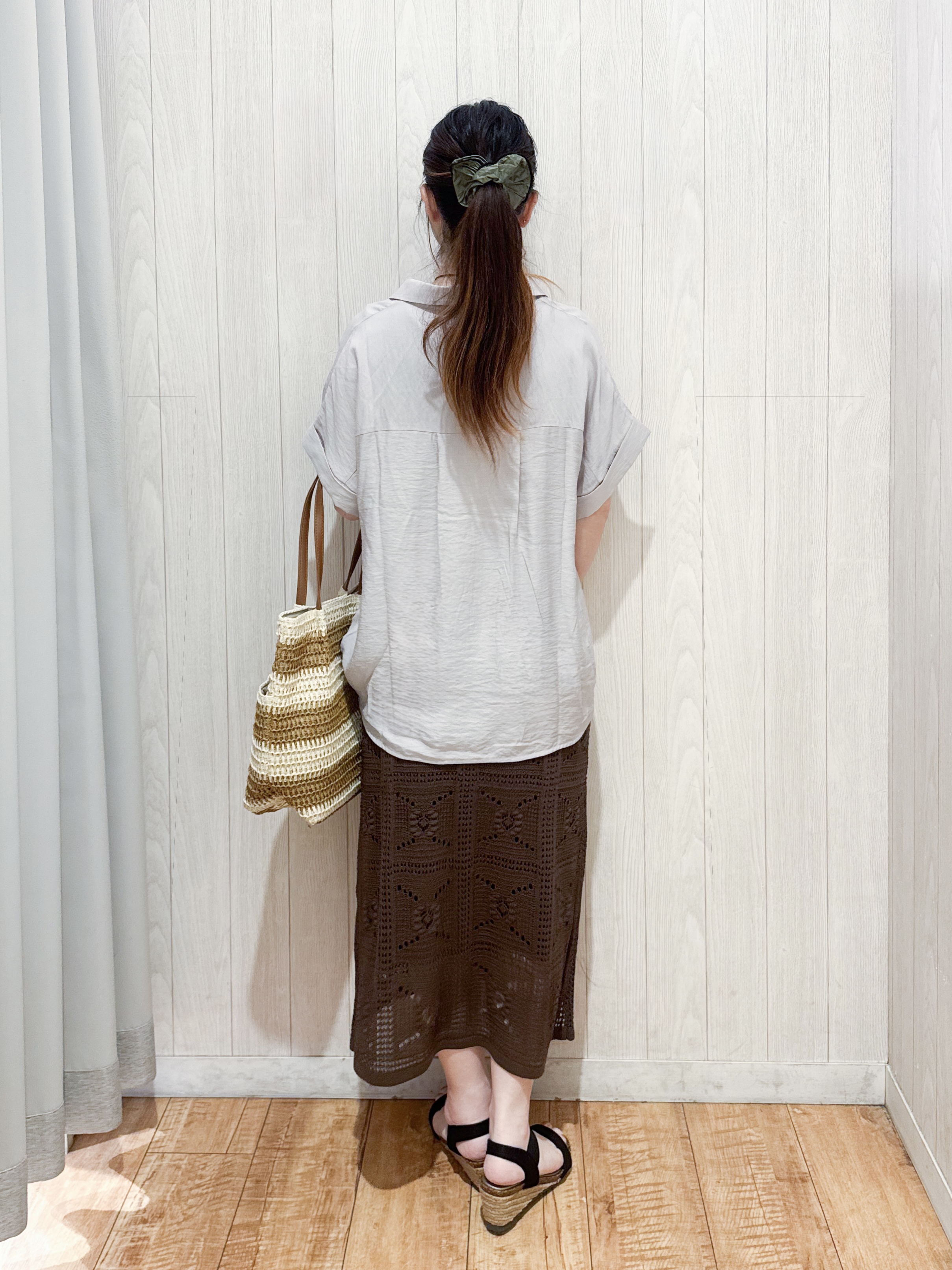 愛さんの「SHOO･LA･RUE｜【S-LL/洗濯機可】インせず着られる 裾タック スキッパーシャツ」を使ったコーディネート