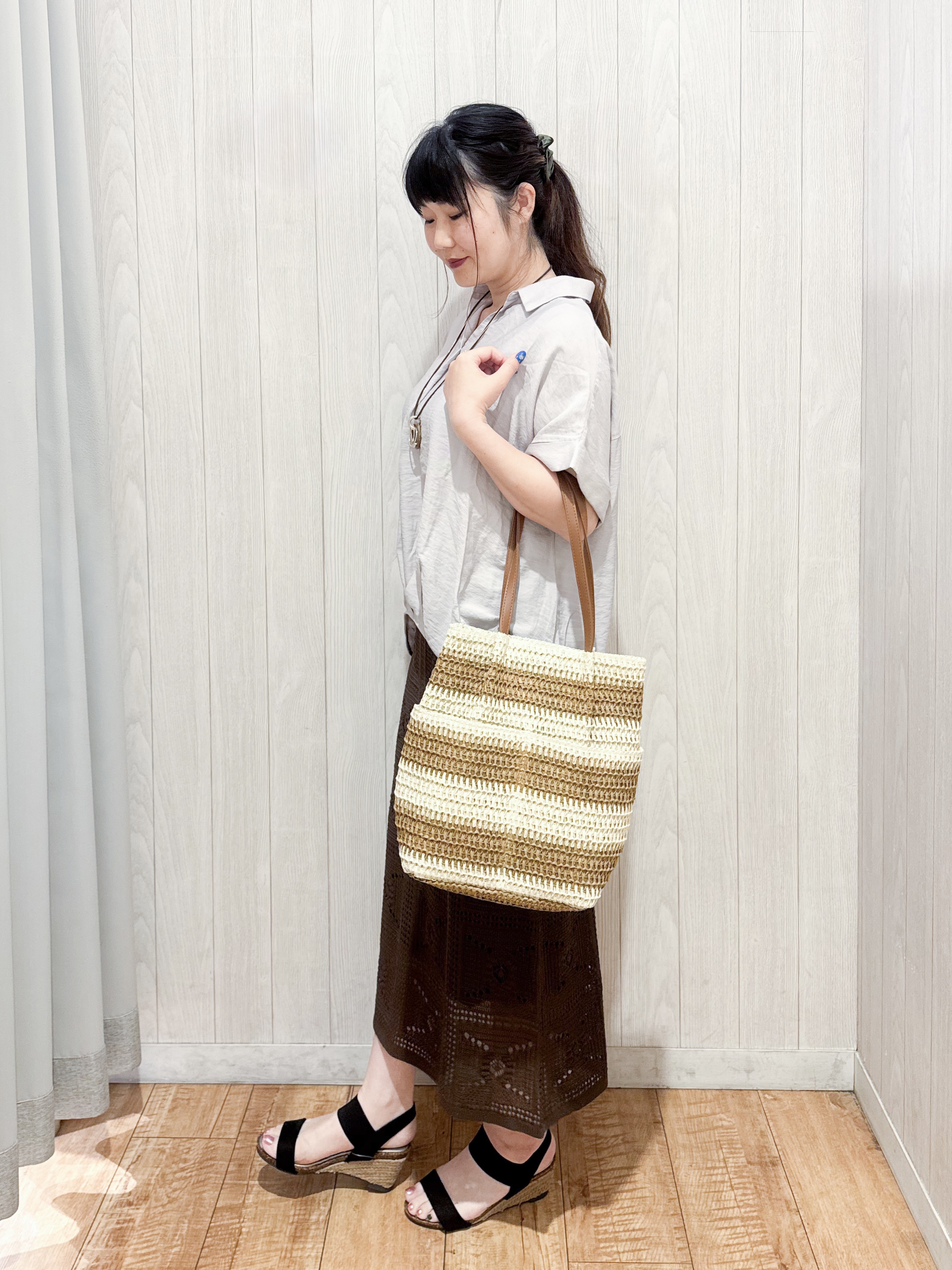 愛さんの「SHOO･LA･RUE｜【S-LL/洗濯機可】インせず着られる 裾タック スキッパーシャツ」を使ったコーディネート