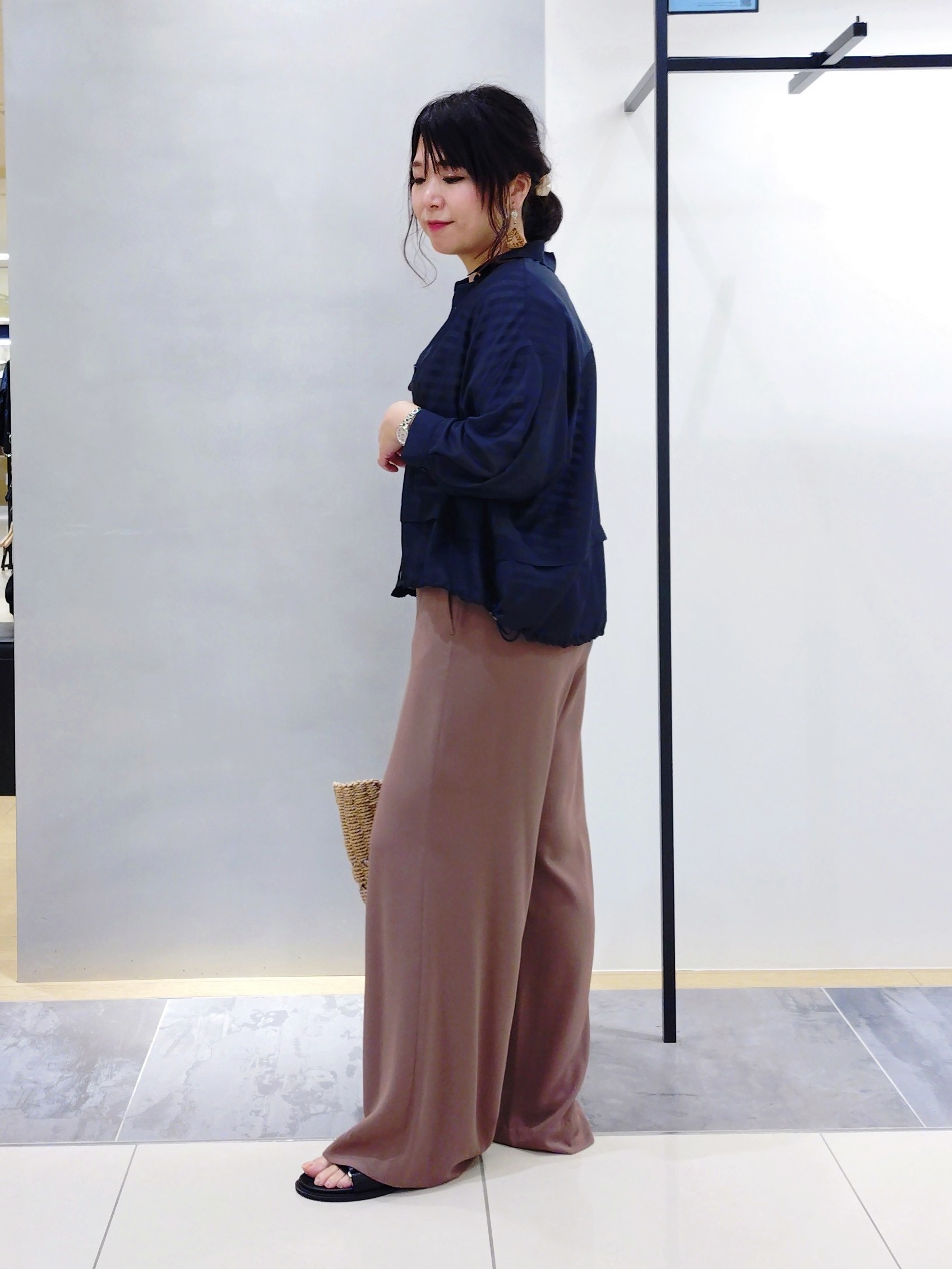 TOMOMIさんの「INDIVI｜【接触冷感／透湿／着る日傘】イージーワイドパンツ」を使ったコーディネート