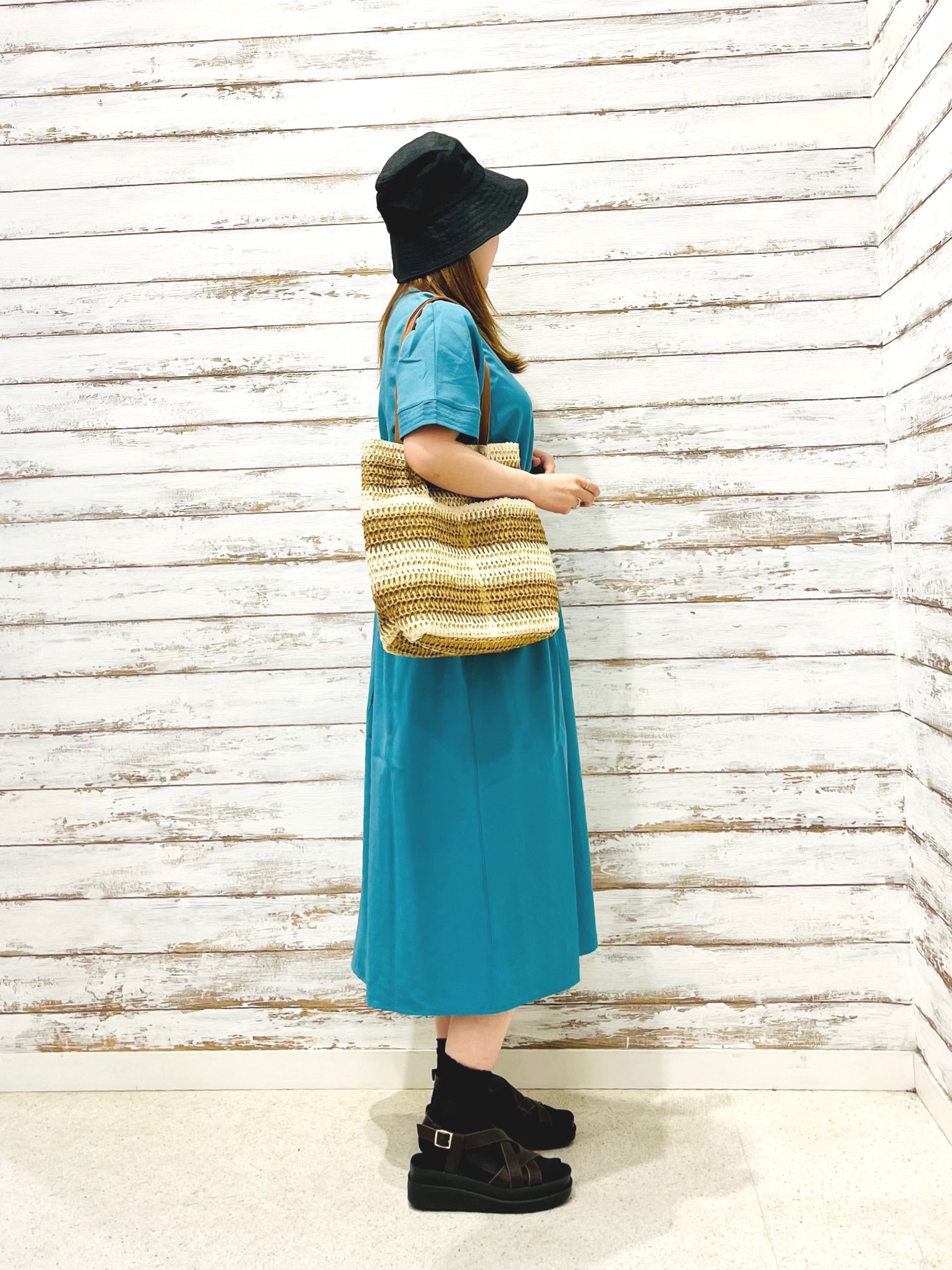 ゆっきーさんの「SHOO･LA･RUE｜【洗濯機可/体型カバー】ウエストシャーリングで女性らしく 麻調スキッパーサイドリボンワンピース」を使ったコーディネート